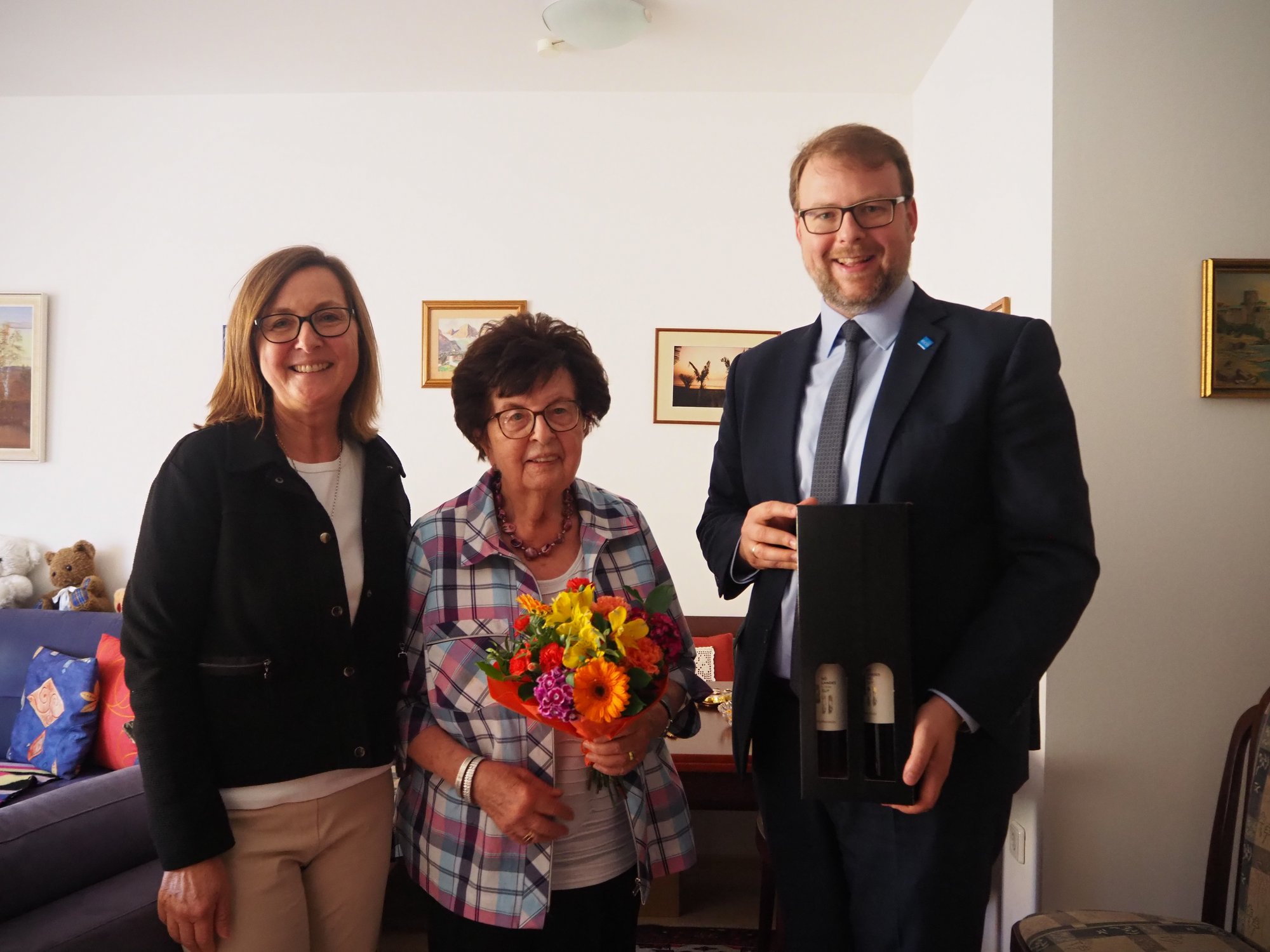 Vizebürgermeister Florian Kamleitner gratulierte Erna Knobloch zum 90. Geburtstag.
