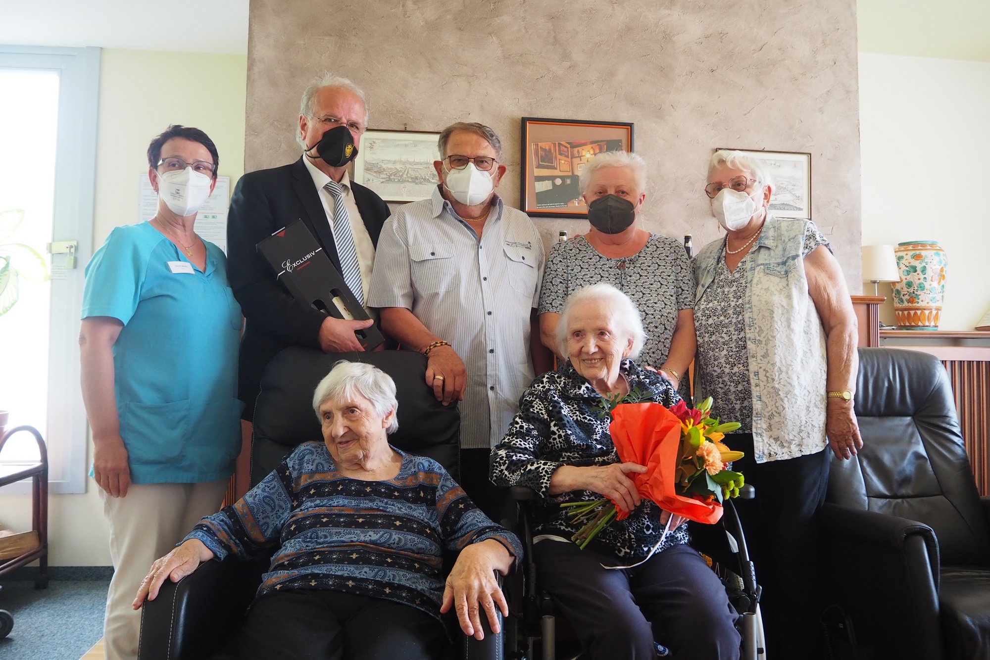Bürgermeister Dr. Reinhard Resch gratuliert Frau Liane Kellermann im Beisein ihrer Familie zum 95. Geburtstag.