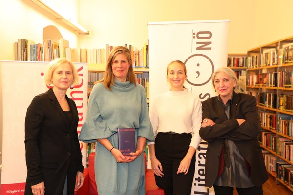 Bereichsleiterin für Kultur und Bildung Doris Denk, Leiterin der Stadtbücherei Kathrin Raffetseder, Autorin Maren Wurster und Obfrau Sylvia Treudl vom NÖ Literaturhaus in der Stadtbücherei Krems. 