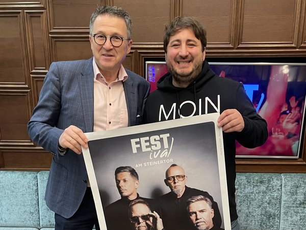 Veranstalter Othmar Seidl und Festival-Organisator Sebastian Streibel mit einem Plakat vom Auftritt der Fantastischen Vier in Krems