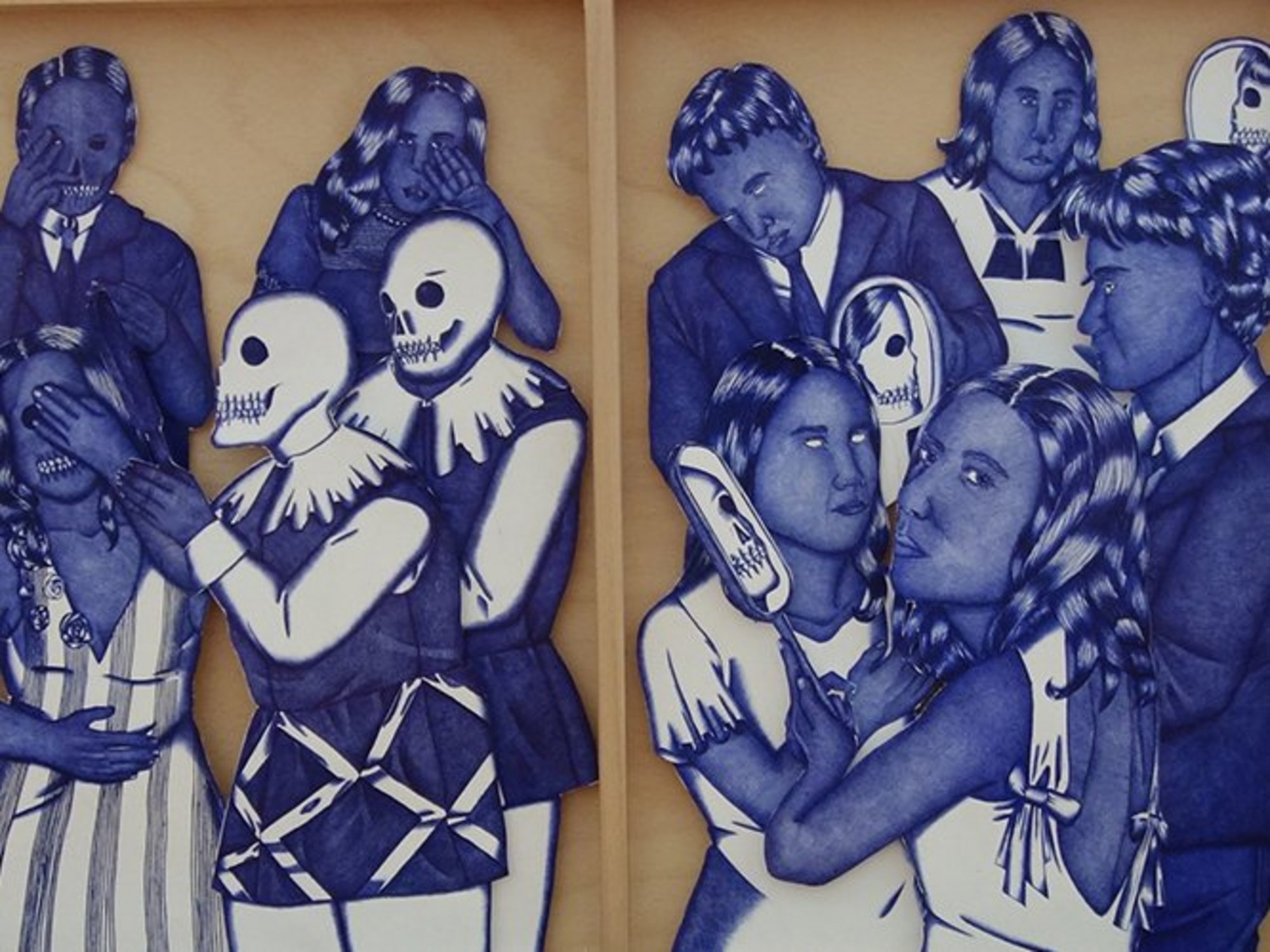 Kunstwerk mit blauen, stilisierten Figuren, teils mit menschlichen Gesichtern, teils mit Totenkopfmasken, in einer dichten, festlichen Szenerie.