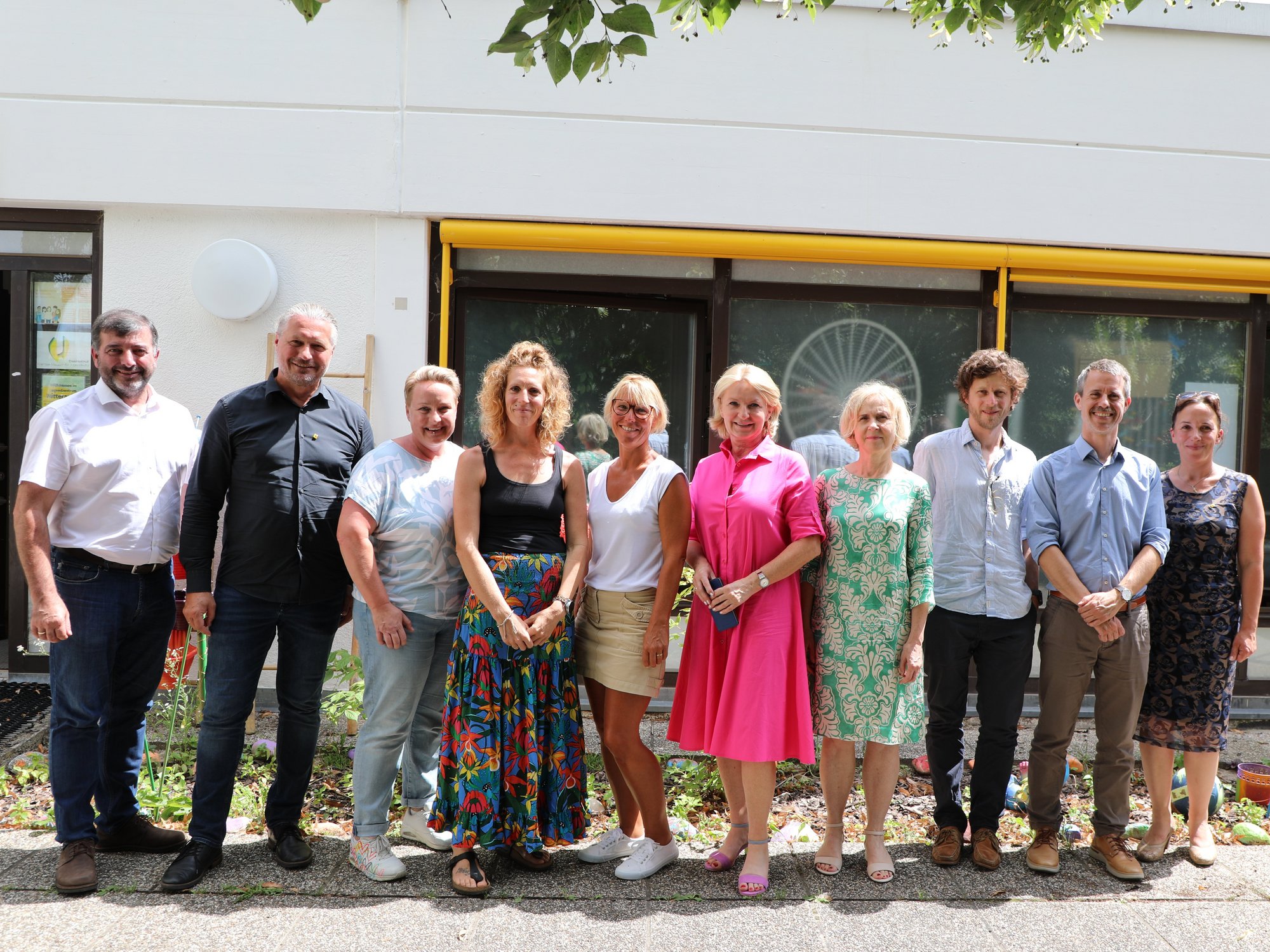 Beim Pressegespräch: Landtagsabgeordneter Josef Edlinger, Bürgermeister Peter Molnar, die beiden Sozialarbeiterinnen Alice Grubich und Stefanie Putzgruber sowie Geschäftsführerin Manuela Leoni vom Verein Impulse Krems, Vizebürgermeisterin und Sozialstadträtin Eva Hollerer, Magistrat-Bereichsleiterin Doris Denk, Bildungsamtsleiter Georg Braunschweig, Geschäftsführer Michael Wagner von der Leader-Region Wachau-Dunkelsteinerwald sowie Jugend-Stadträtin Bernadette Laister (v. l.).