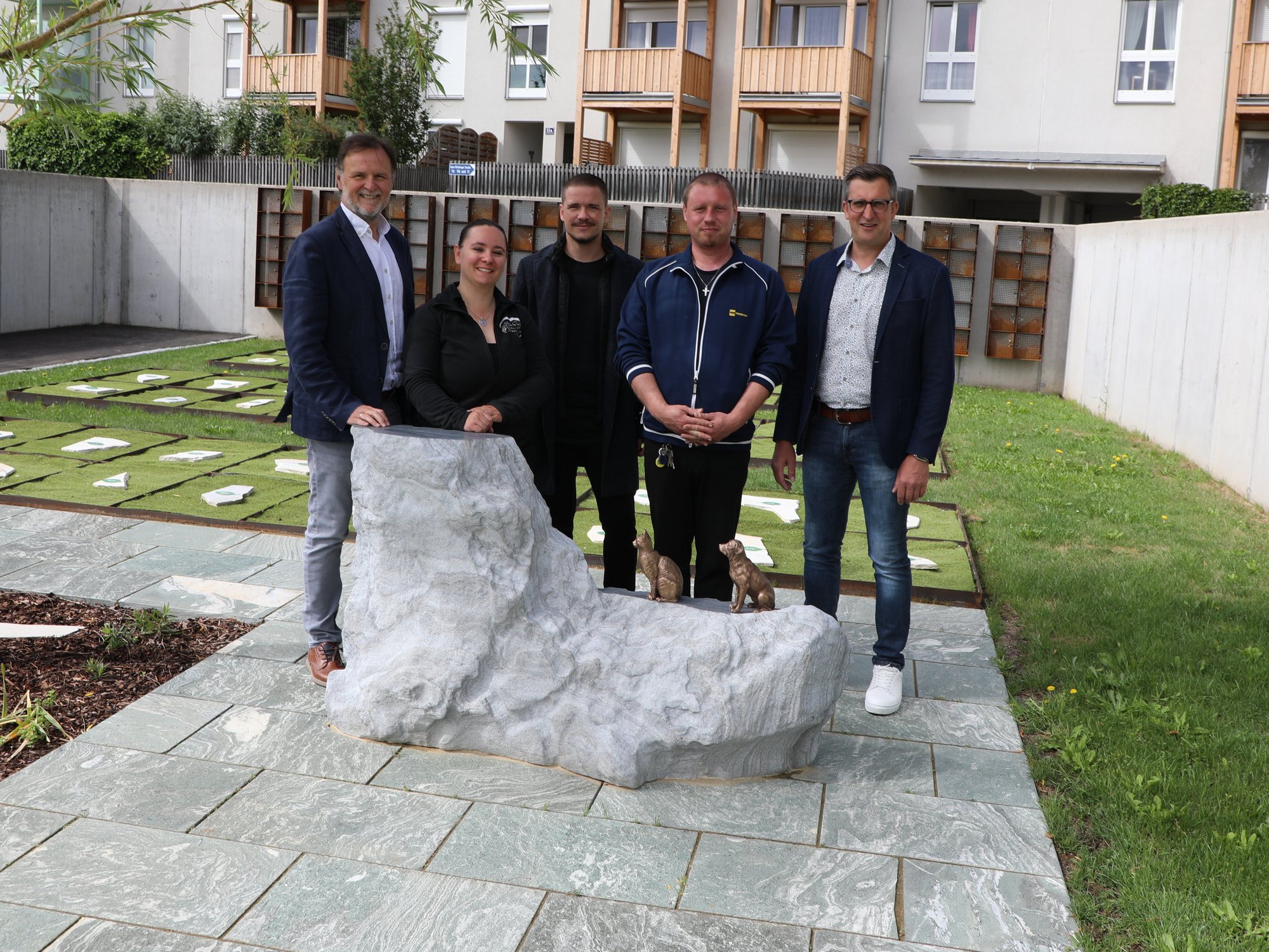 Am neuen Tierfriedhof in Stein: Stadtrat Werner Stöberl, Natalia Kukla von der Mobilen Tierbestattung Kukla, Marco Flicker (Leiter der Friedhofsverwaltung der Stadt Krems) und sein Stellvertreter Stefan Wurmauer sowie der Leiter der Sparte Dienstleistungen am Magistrat Krems, Jürgen Stundner (v. l.).