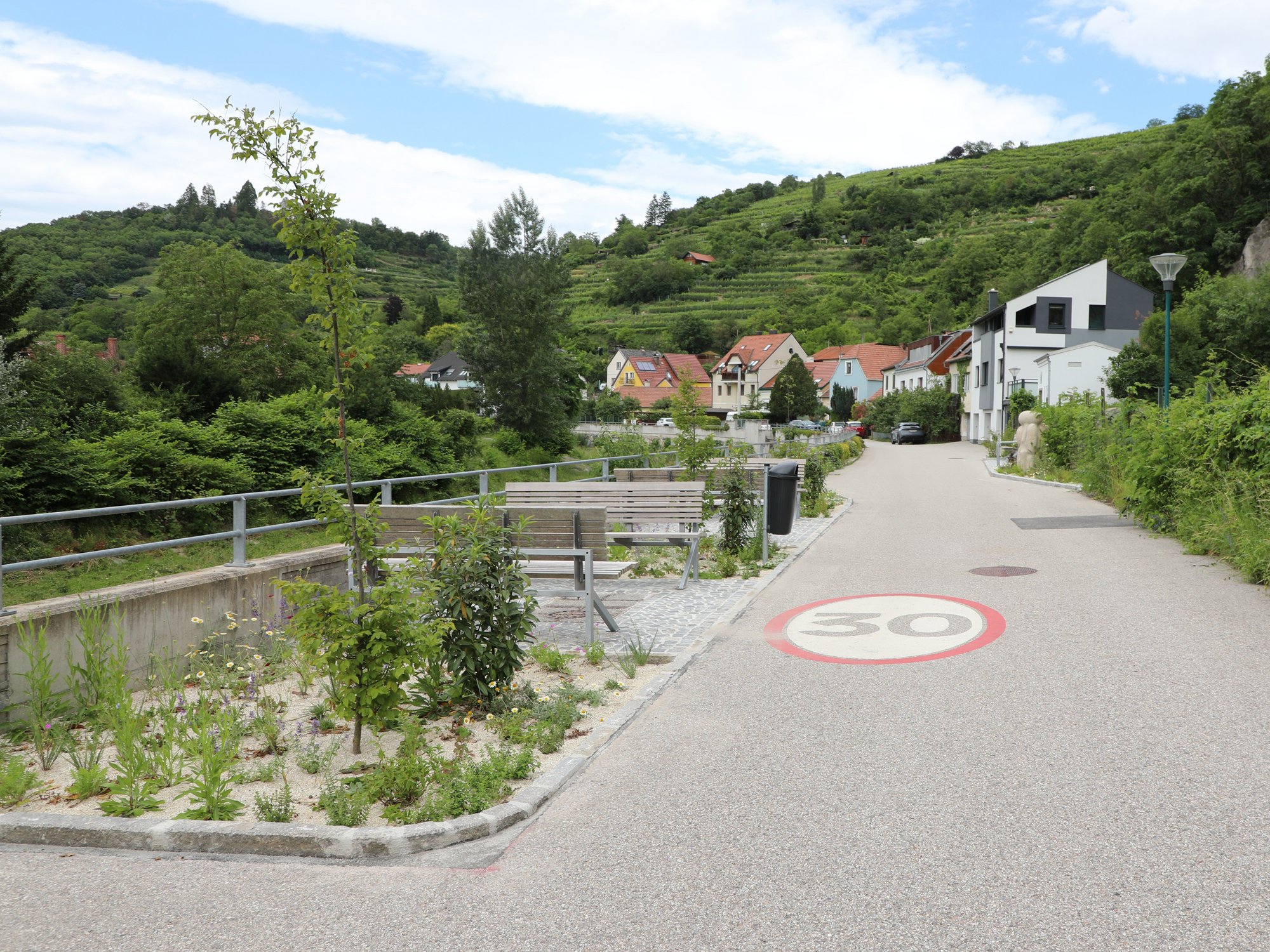 Blick auf den neuen Erholungsraum, der auf beiden Straßenseiten in der Ufergasse entstand