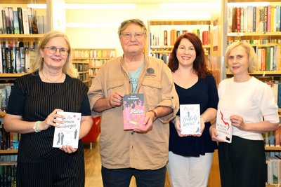 Der Autor fesselte sein Publikum in der Stadtbücherei