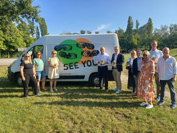 Vor dem neuen Kleintransporter: die Streetworkerinnen Alexandra Schrenk und Regina Spieler, Inge Zauchinger und Karl Klein (Kiwanis Club Krems), Gerald Mayerhofer (Volksbank), Karin Mewald und Wolfgang Siller (Lions Club Krems), Manuela Leoni (Geschäftsführerin Verein Impulse Krems), Klaus Grulich (Schneider Consult) und Harry Schindlegger (Harry’s Gastrotainment).