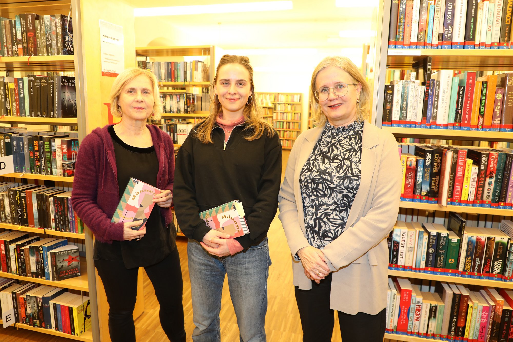 Gruppenfoto mit Magistrat-Kulturbereichsleiterin Doris Denk, Autorin Eva Reisinger und Gemeinderätin Elisabeth Kreuzhuber 