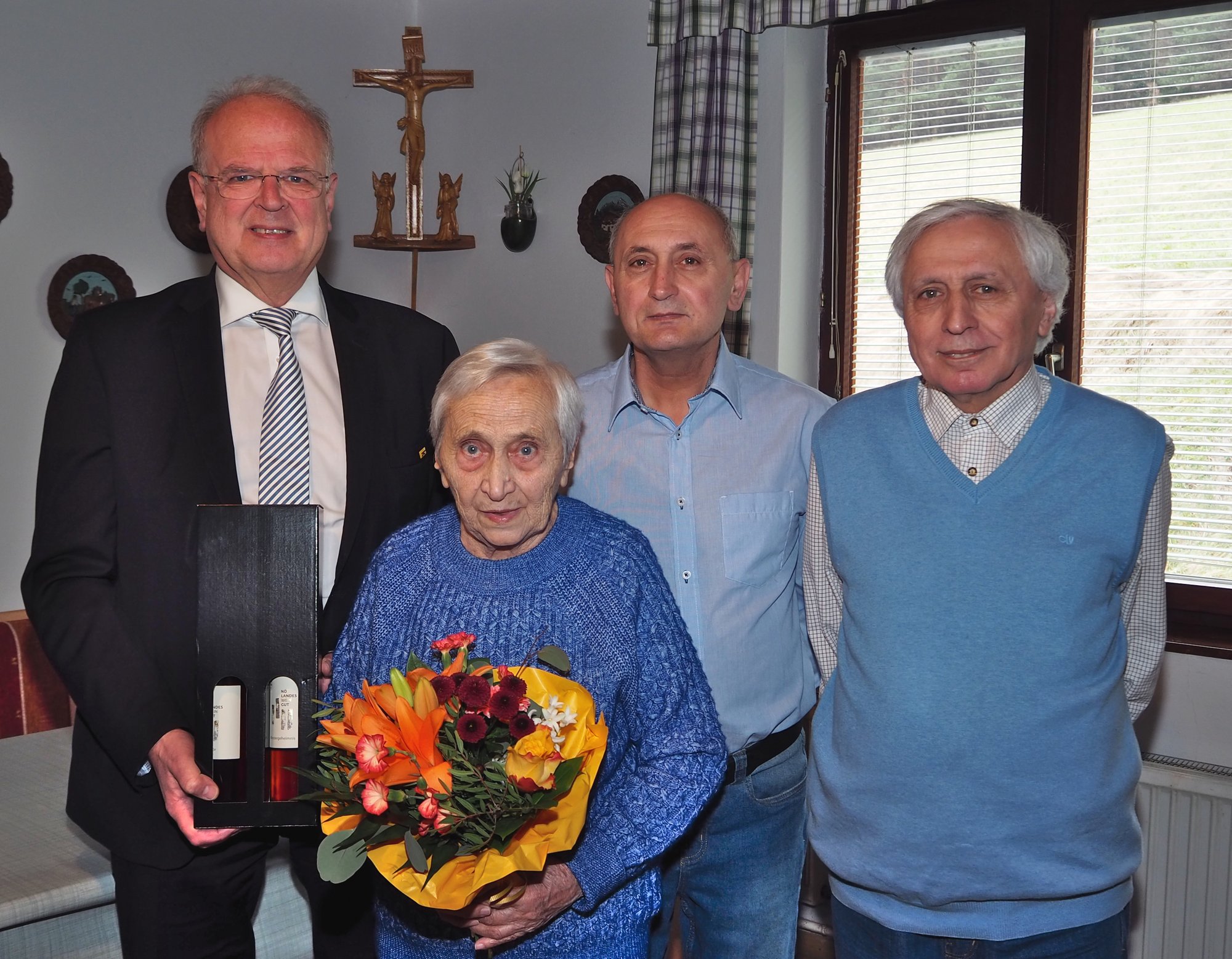 Bürgermeister Dr. Reinhard Resch gratuliert Marie Auer zum 90. Geburtstag.
