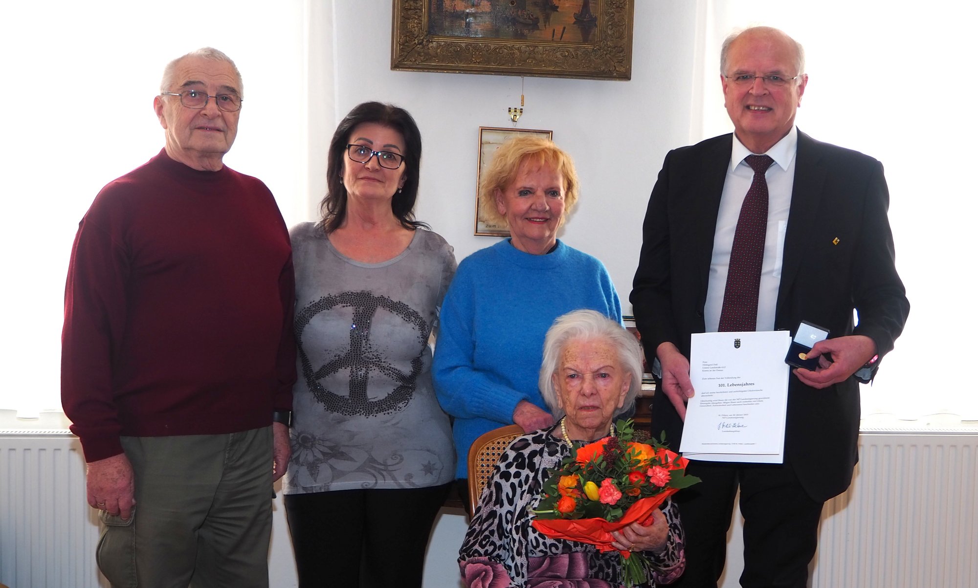 Bürgermeister Dr. Reinhard Resch gratuliert Hildegard Doll zum 101. Geburtstag.