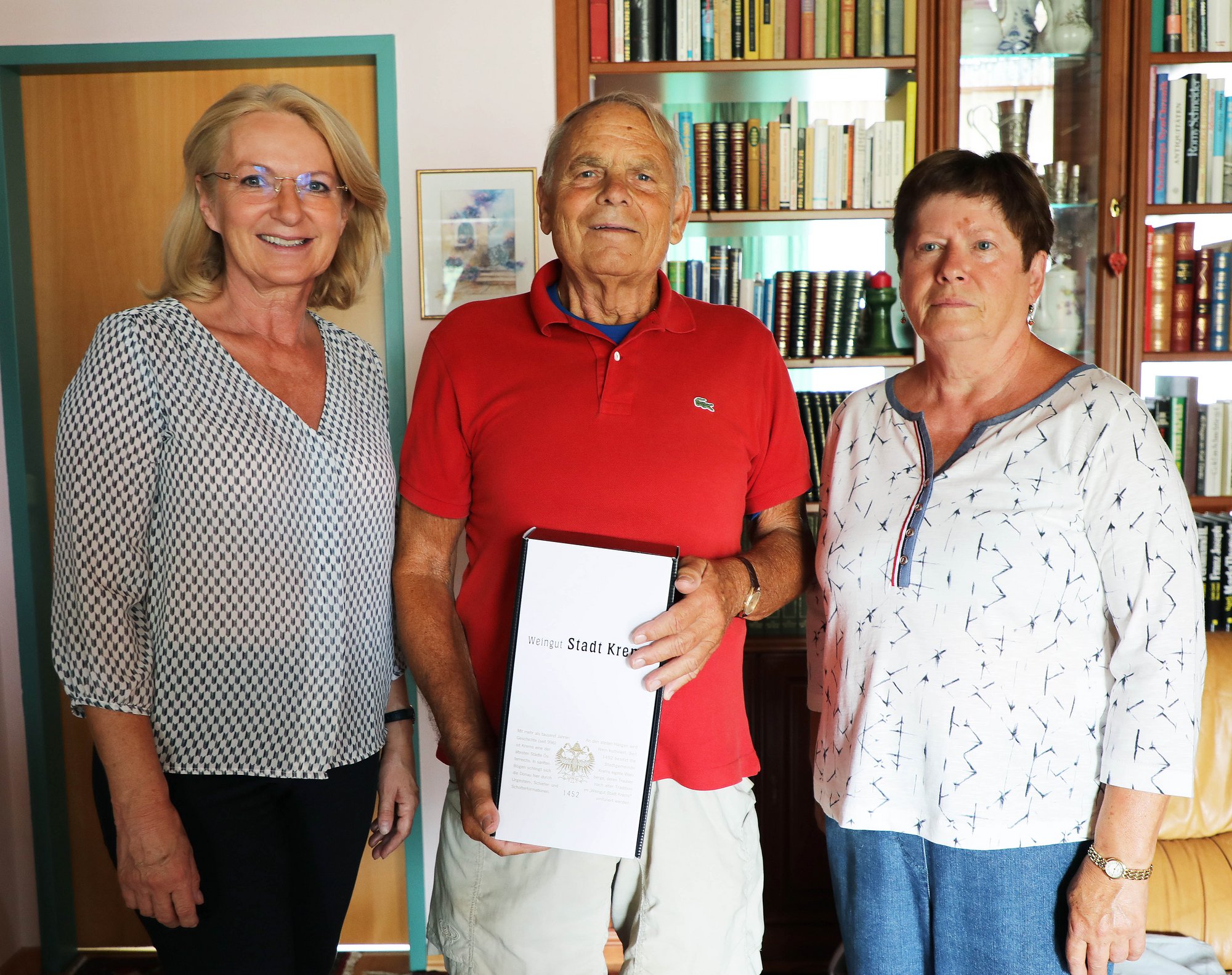 Vizebürgermeisterin Eva Hollerer gratuliert Herrn Herbert Lackner zum 80. Geburtstag.