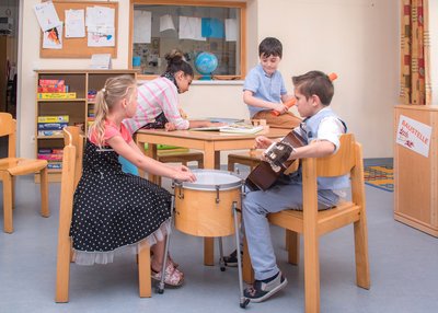 SchülerInnen im Atelier-Unterricht