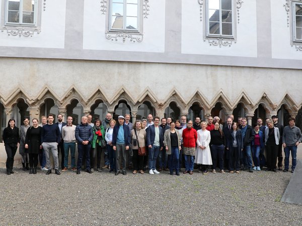 Rund 40 Autor:innen mit Vertretern der Stadt Krems im Innenhof des Dominikanerkomplexes