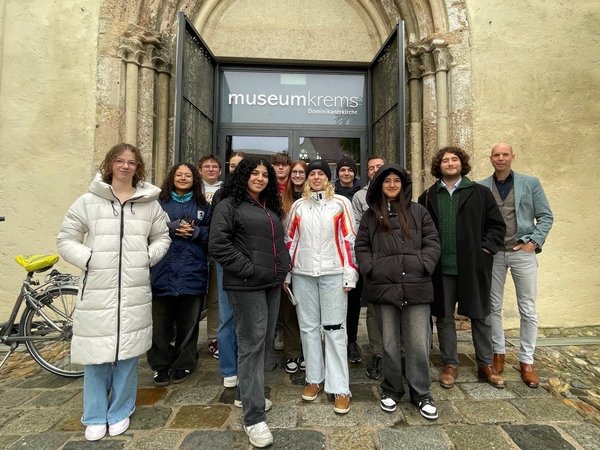  Kulturamtsleiter Gregor Kremser, Max Dietrich und Geschichtelehrer Manuel Waldhäusl mit Schüler:innen des BORG Krems vor dem Eingang zum museumkrems.