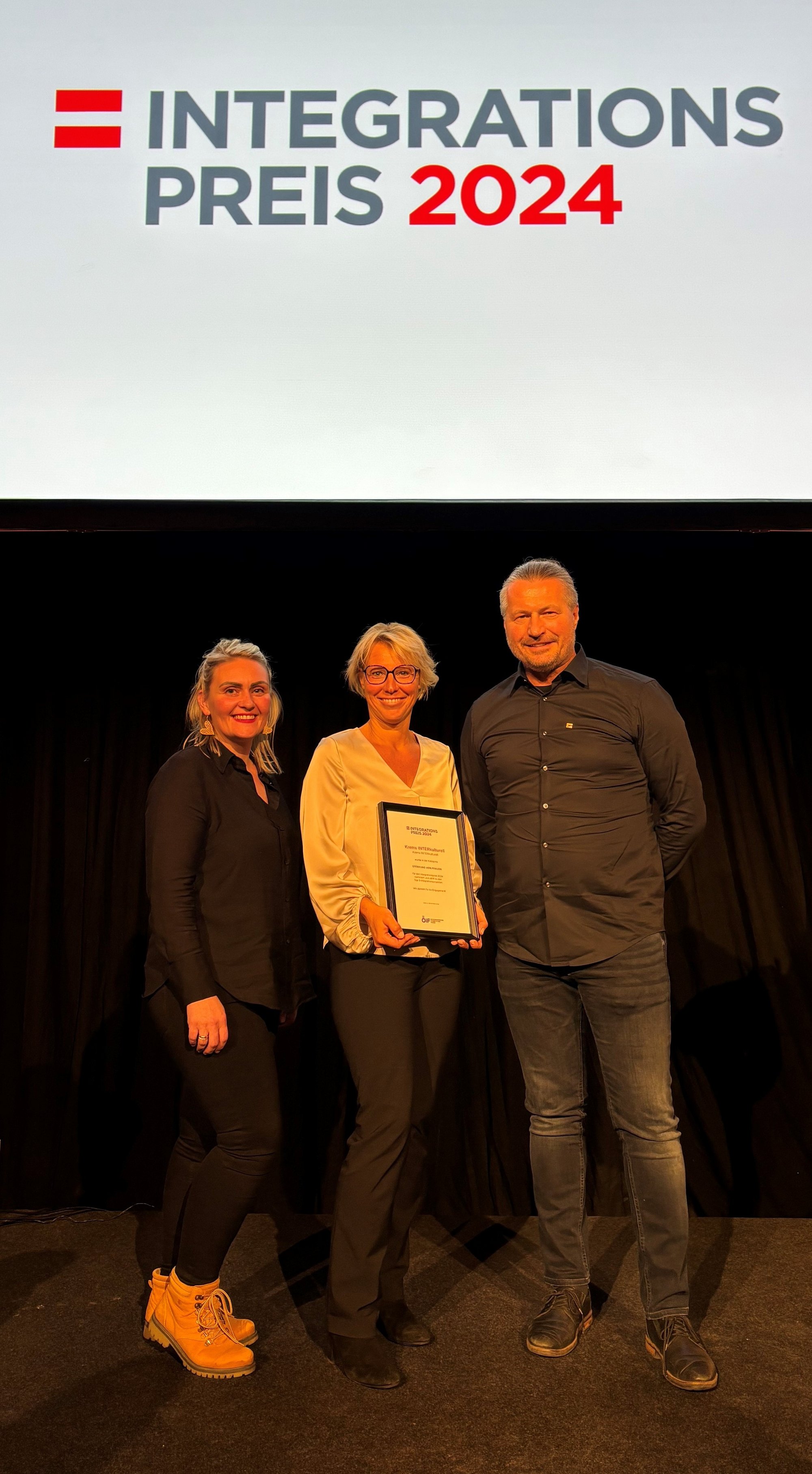 Florentina Haziraj (fachliche Leiterin „Krems interkulturell“), Manuela Leoni (Geschäftsführerin Verein Impulse Krems) und Bürgermeister Peter Molnar mit der Nominierungsurkunde bei der Preisverleihung