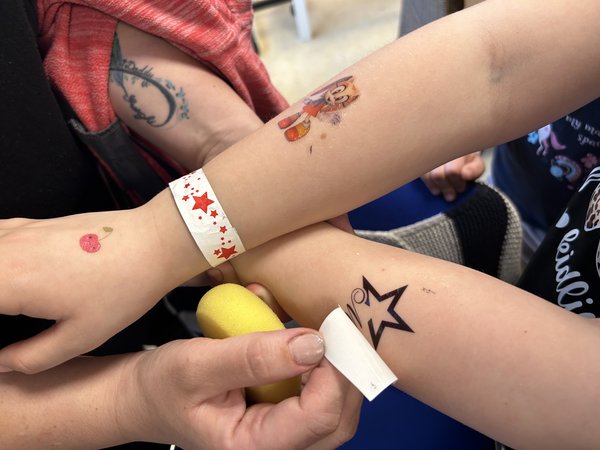 Kinderarme mit zwei Klebetattoos