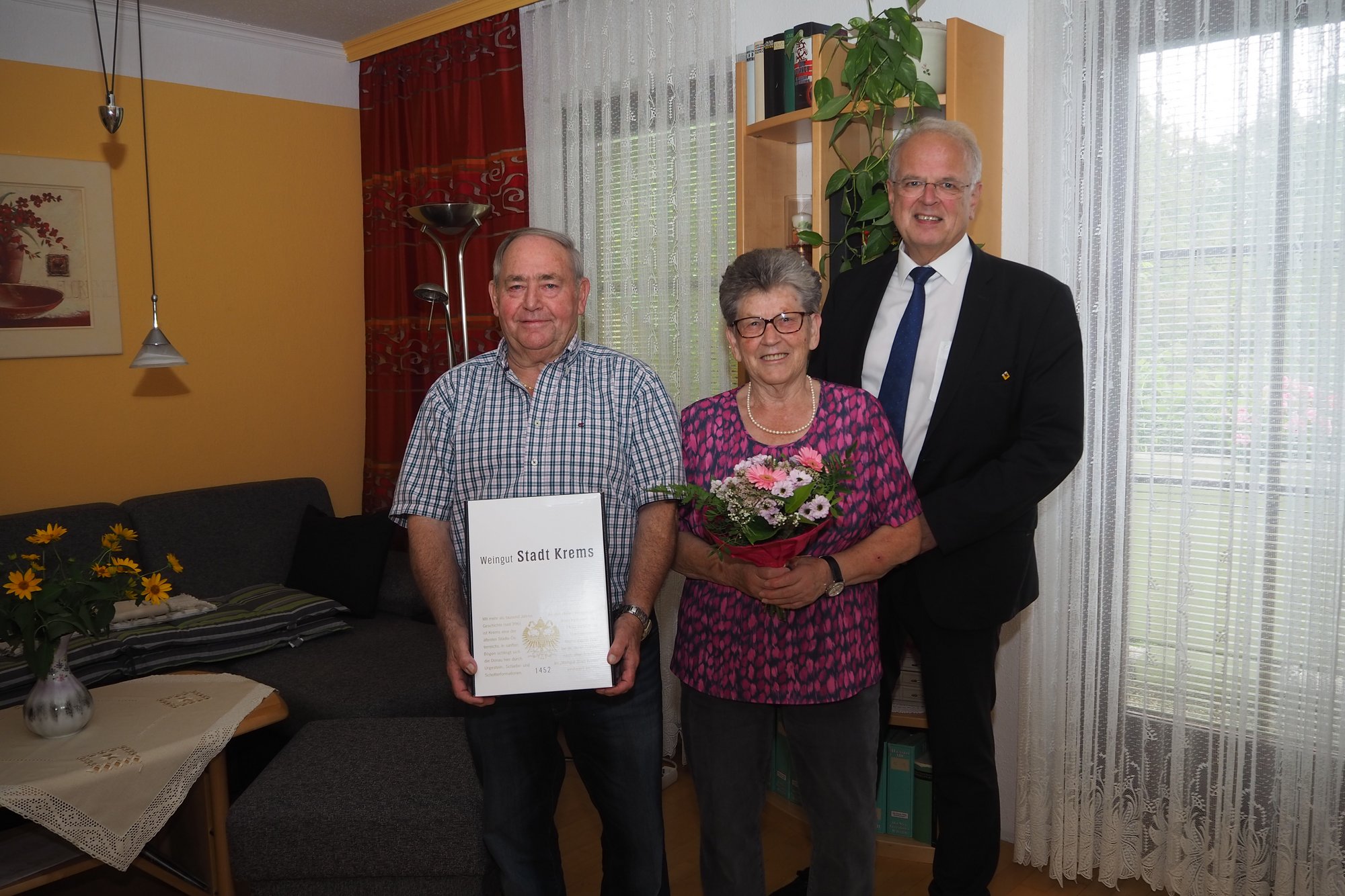 Bürgermeister Dr. Reinhard Resch gratuliert dem Ehepaar Kienbacher zur Diamantenen Hochzeit.