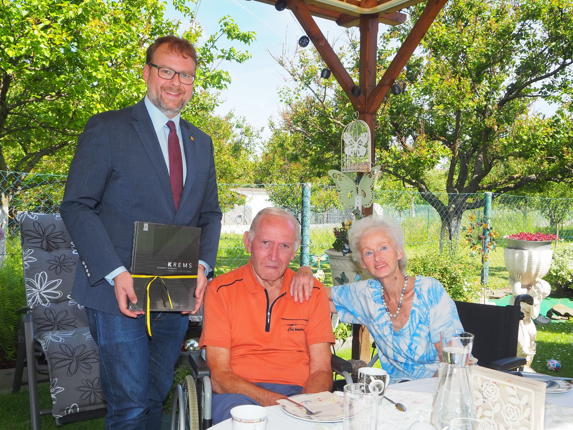 Vizebürgermeister Florian Kamleitner gratulierte Walter Traxler zum 80. Geburtstag.