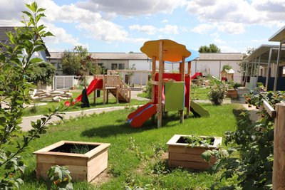Moderner Neubau bietet viel Raum für Kinder und Natur_Kindergarten Weinzierl