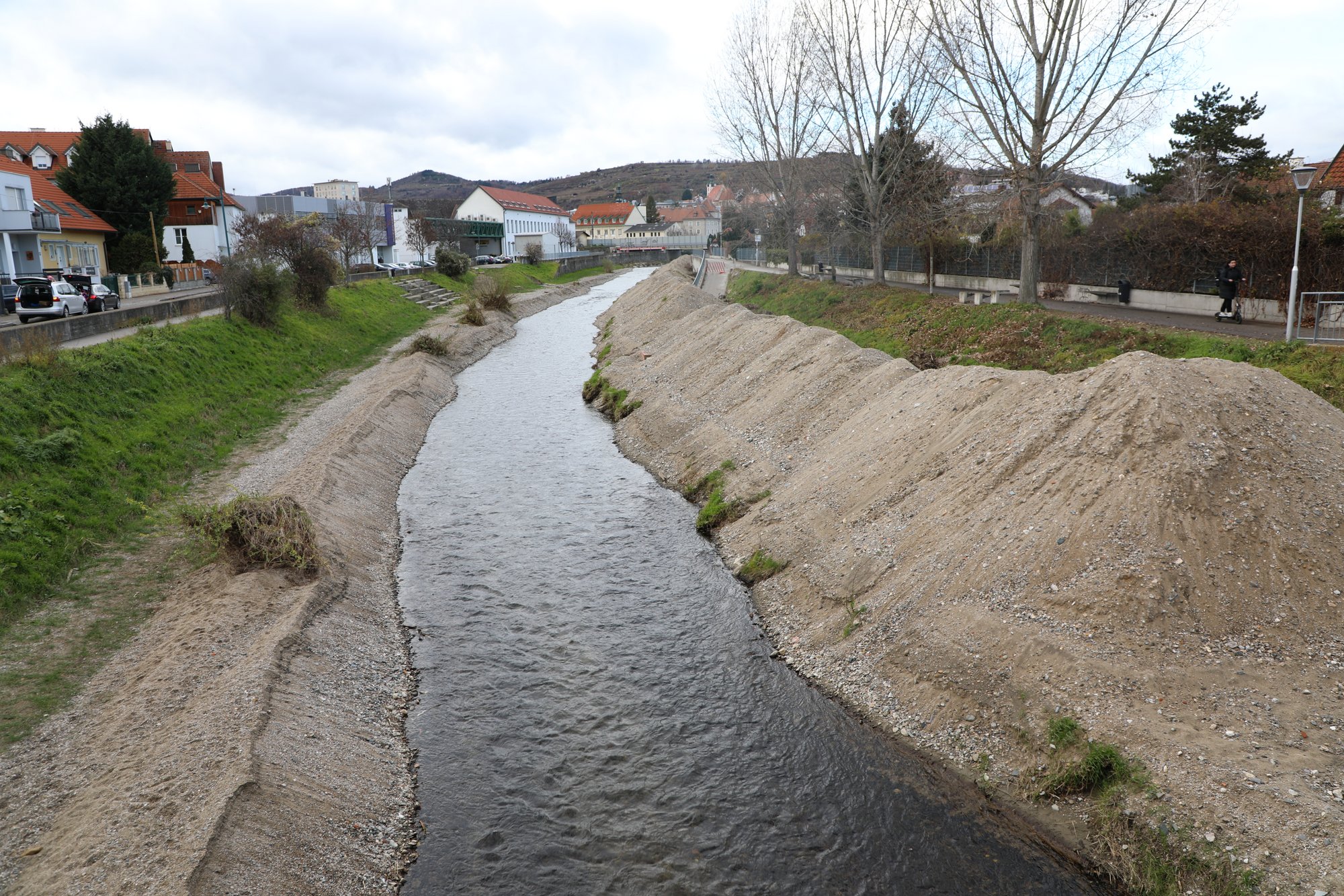 Blick auf die Schotterberge am Uferbereich der Krems