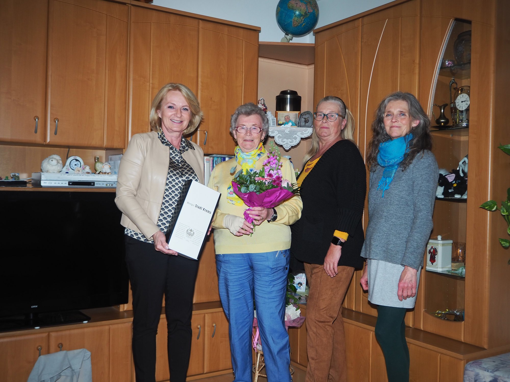 Vizebürgermeisterin Eva Hollerer gratulierte Maria Gerhart zum 80. Geburtstag.