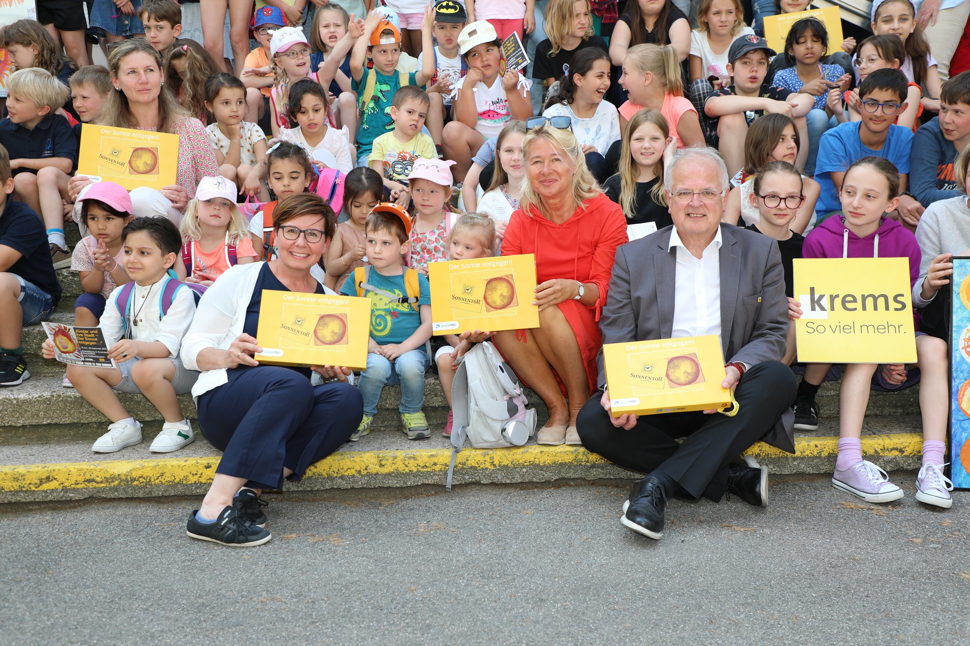 Bürgermeister Dr. Reinhard Resch, Monika Hruschka-Seyrl (Kre:ART) und Kinder sowie Begleiterinnen aus Erlebniskindergarten Krems-Mitterau, NÖ Landeskindergarten Hohensteinstraße Krems, Kindervilla: Verein Eltern-Kind-Zentrum Krems, Musik-Volksschule Hafnerplatz, Sonderpädagogisches Zentrum der Stadt Krems, Piaristengymnasium Krems, Privatvolksschule Mary Ward Krems, International School Krems