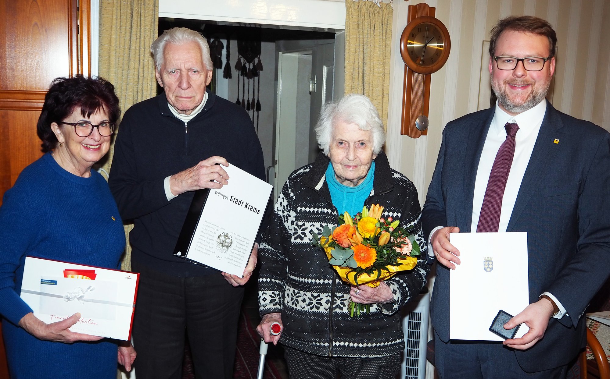 Vizebürgermeister Florian Kamleitner gratulierte Maria und Dr. Heinz Schätz zur Steinernen Hochzeit.