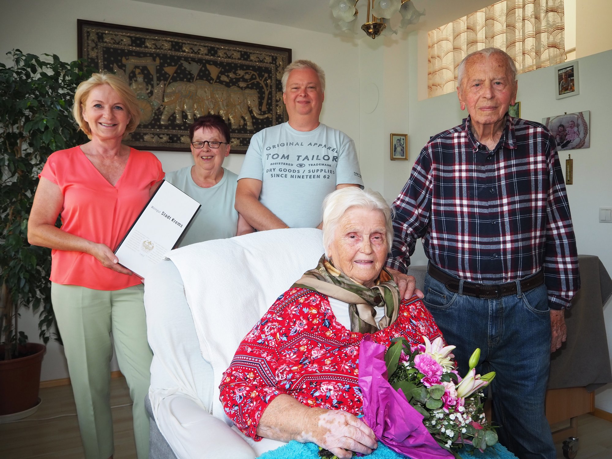 Vizebürgermeisterin Eva Hollerer gratulierte Frida Schwarzinger zum 90. Geburtstag.