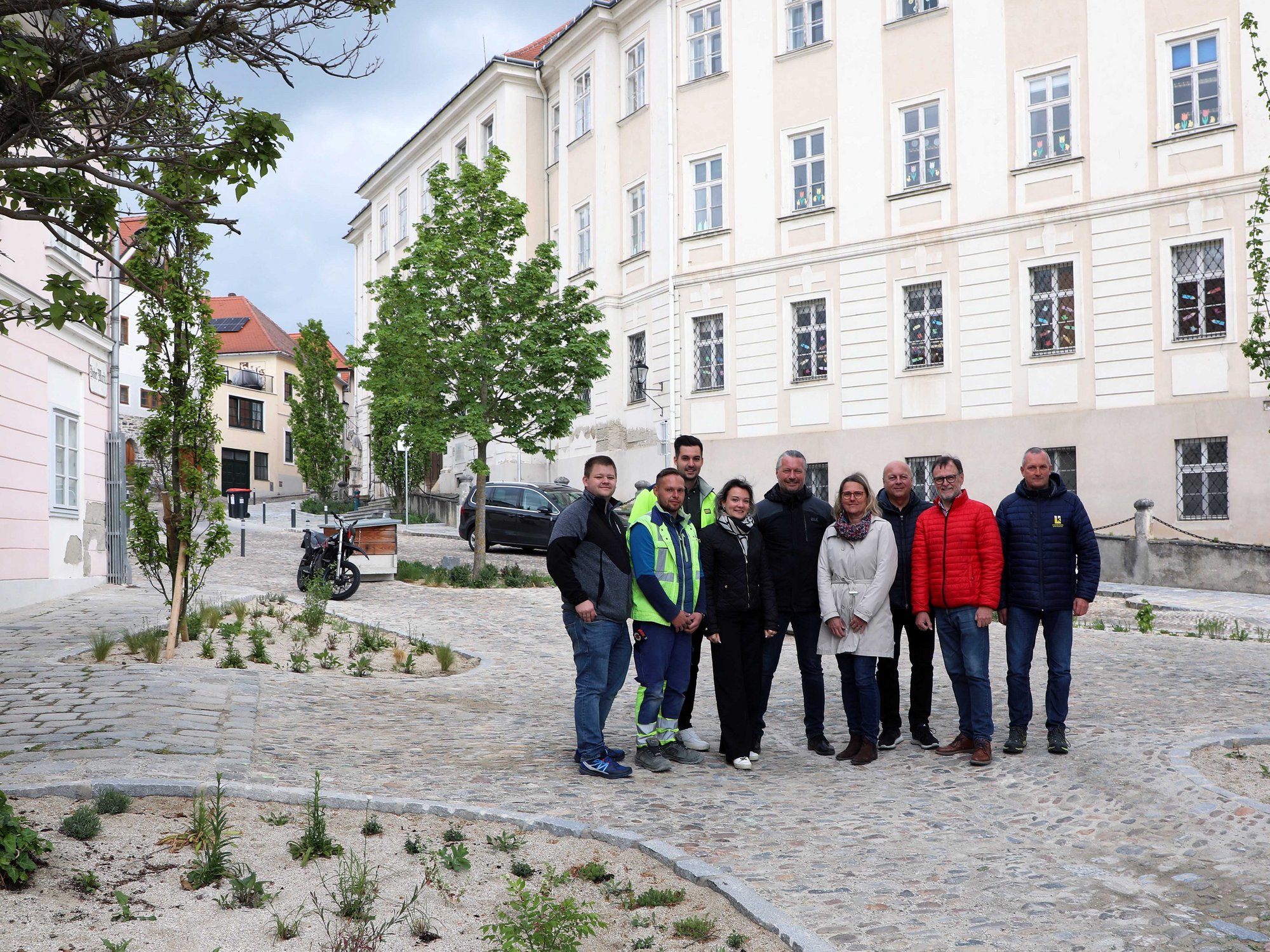 Neun Vertreter aus Stadt, Politik und Baufirma am nördlichen Teil des Hohen Markts