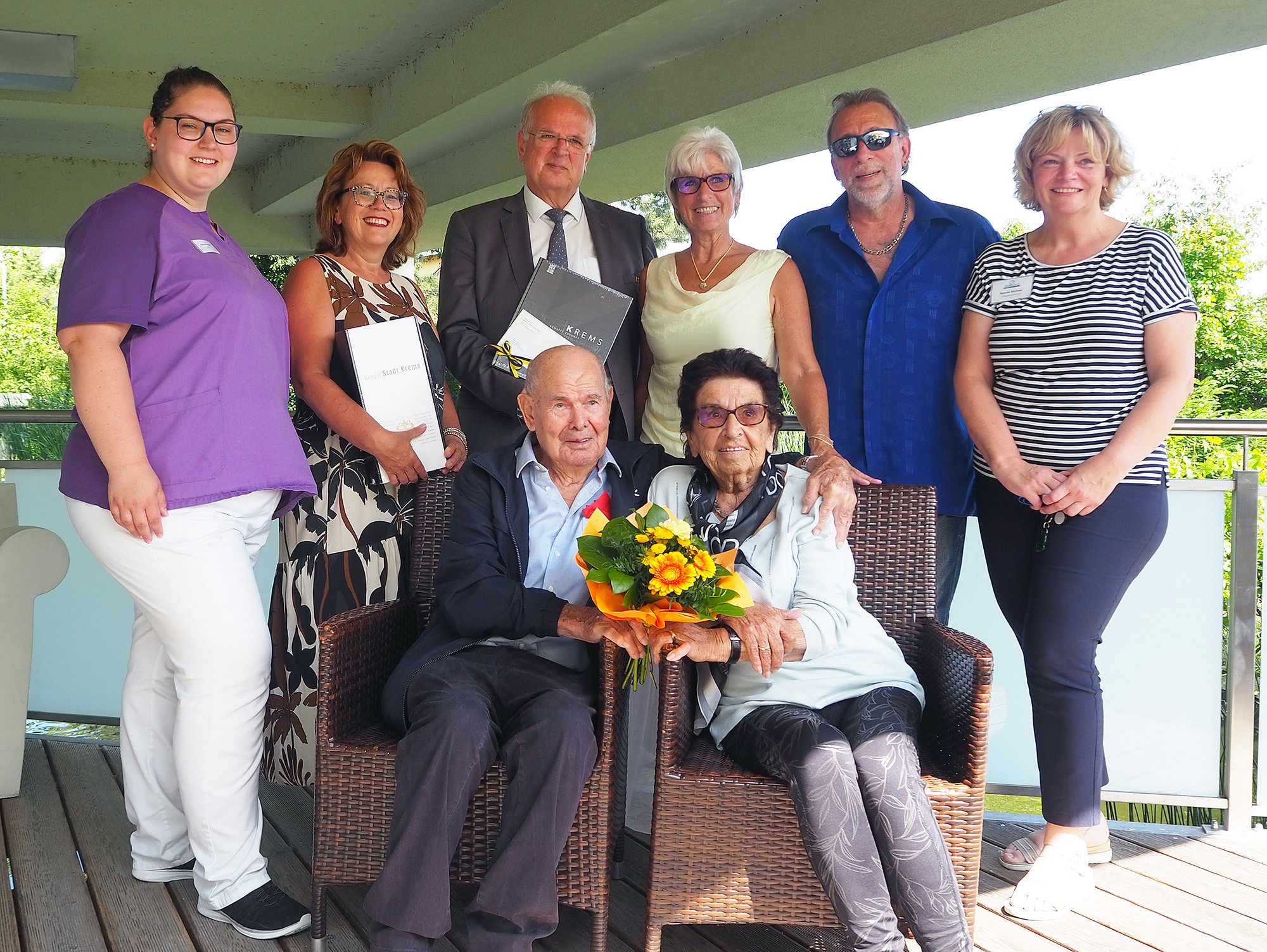Bürgermeister Dr. Reinhard Resch gratuliert Enzinger Paul zum 90. Geburtstag.