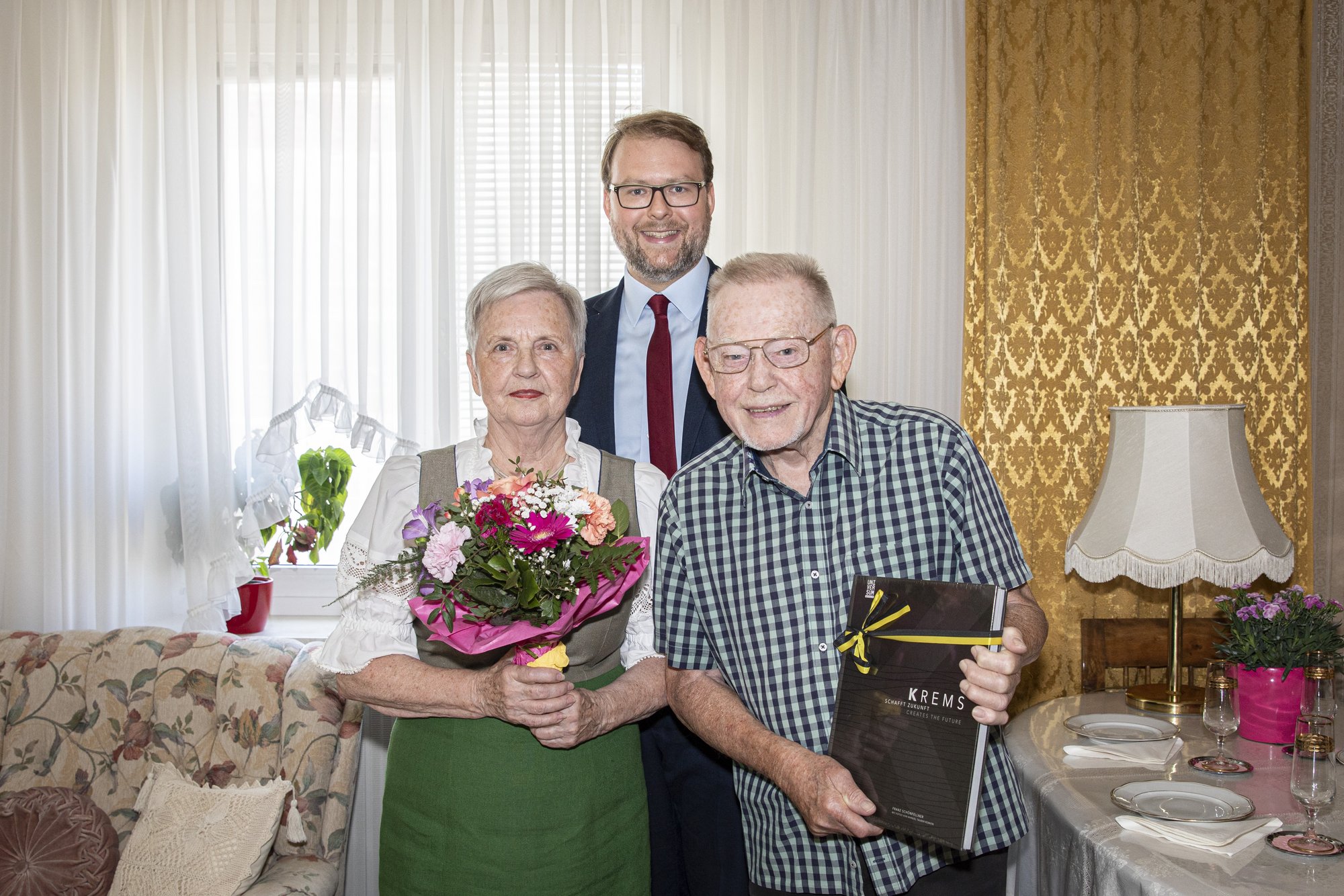 Vizebürgermeister Dr. Florian Kamleitner gratuliert Theodor und Elfriede Fessl zum 80. Geburtstag.