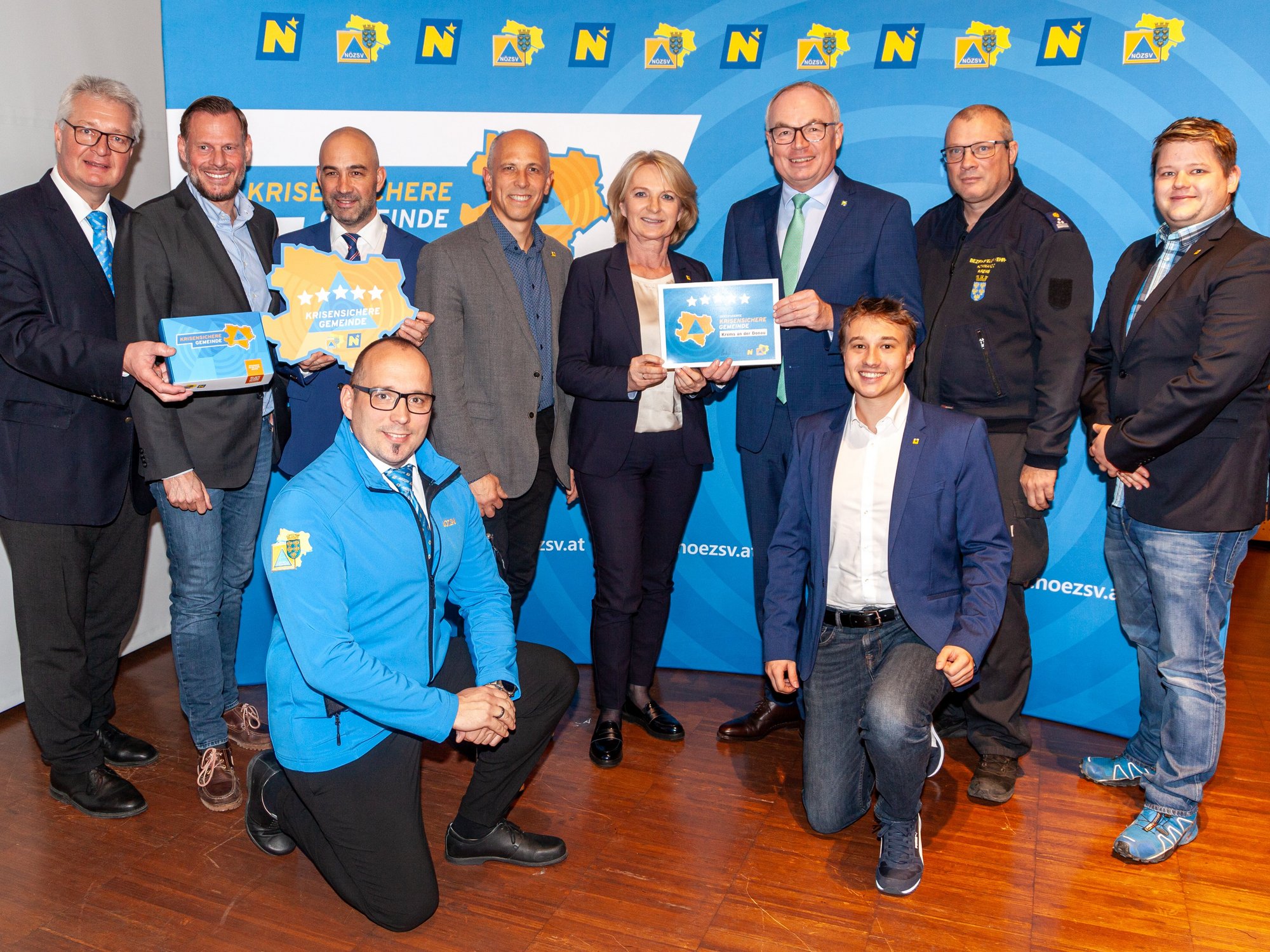 Gruppenfoto mit Vertretern des NÖ Zivilschutzverbands, der Landespolitik und der Stadt Krems