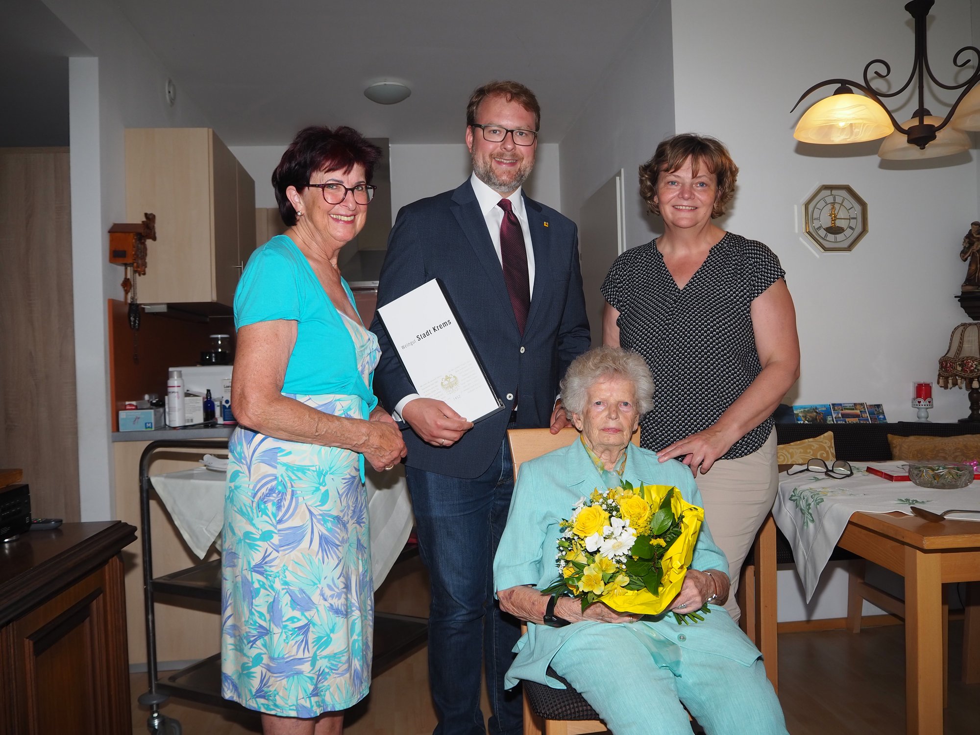 Vizebürgermeister Florian Kamleitner gratulierte Gertraude Zimmel zum 90. Geburtstag. 