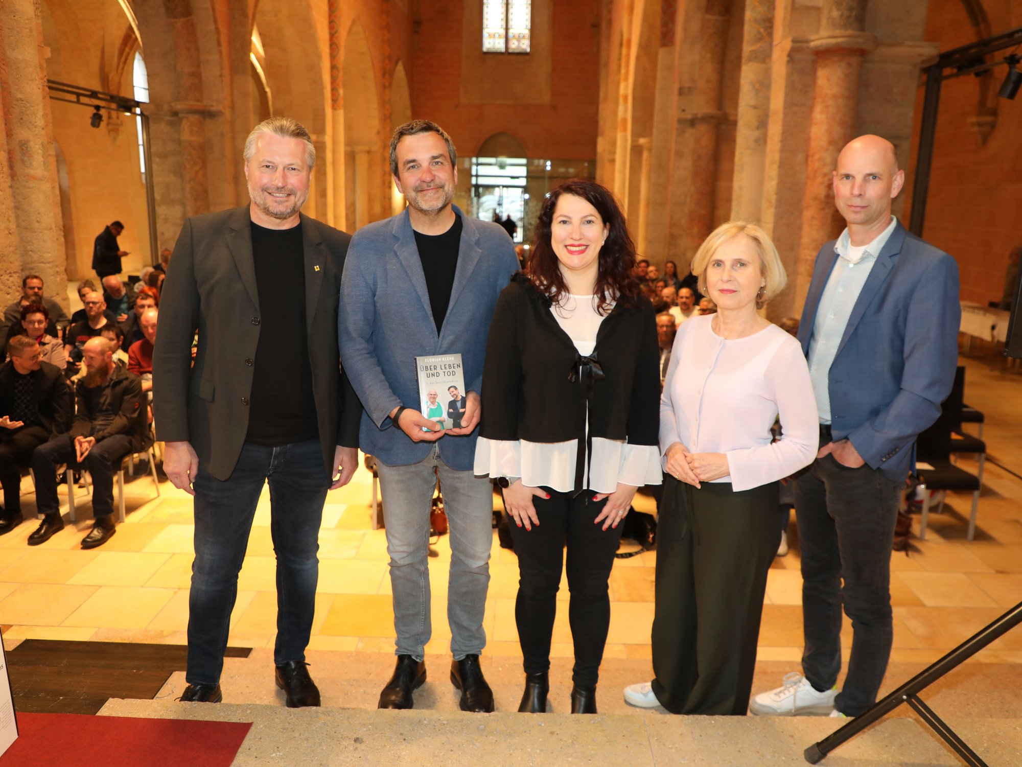 Gruppenfoto mit Bürgermeister Peter Molnar, Autor Florian Klenk, Stadtbücherei-Leiterin Julia Nicolodi, Magistrat-Bereichsleiterin Doris Denk und Kulturamtsleiter Gregor Kremser.