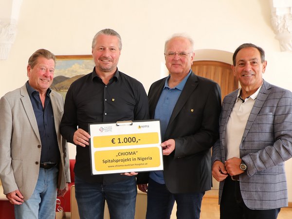 inanzstadtrat Helmut Mayer, Bürgermeister Peter Molnar, der stellvertretende Vorsitzende des Vereins Chioma Austrian Hospital, Bürgermeister a. D. Reinhard Resch, sowie Schriftführer und stellvertretender Projektleiter Manfred Rohrböck 