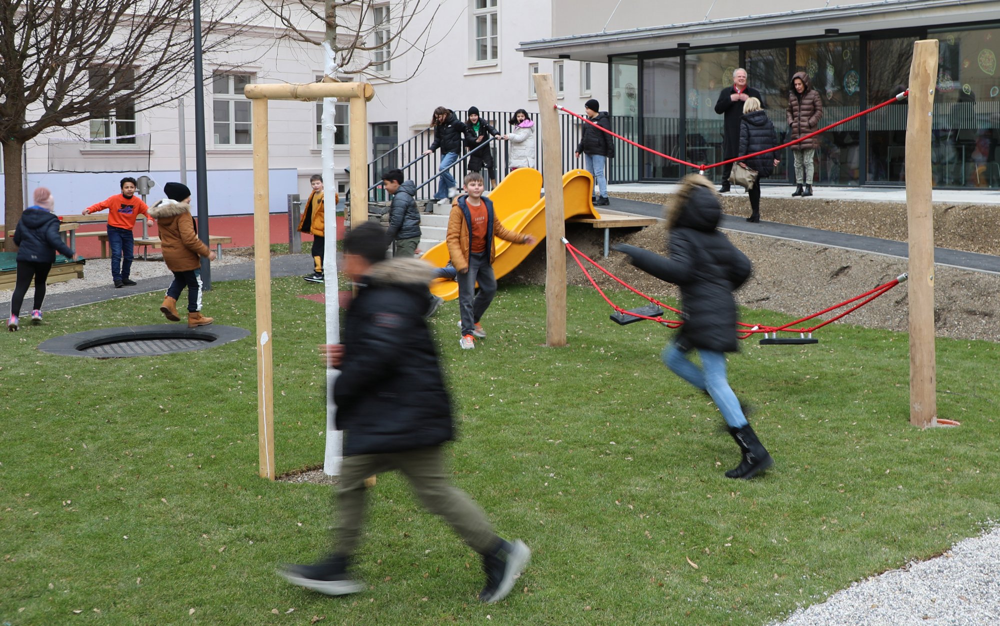 Neu gestalteter Schulhof in der VS-Hafnerplatz