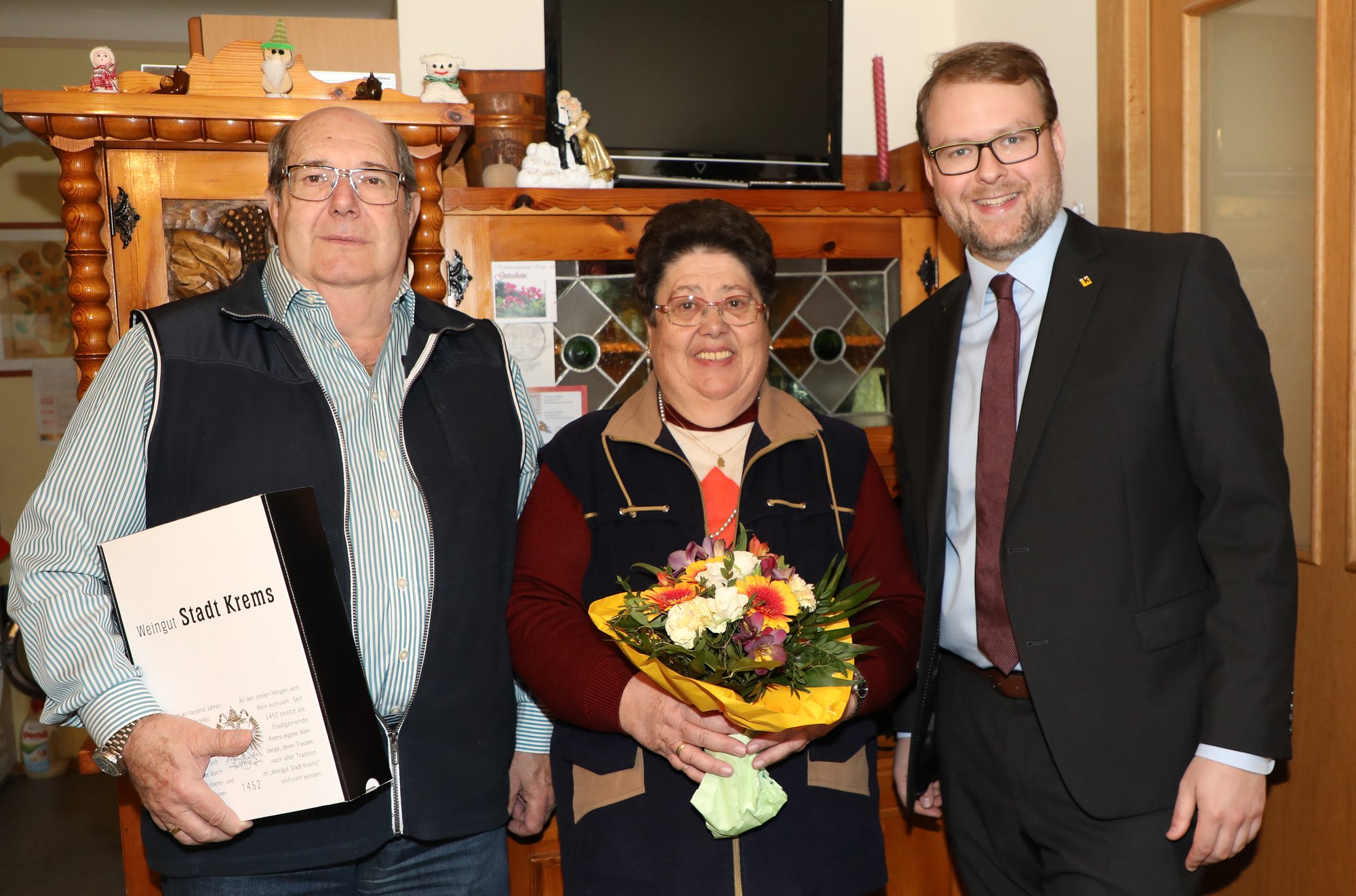 Vizebürgermeister Dr. Florian Kamleitner gratuliert dem Ehepaar Weber zur Goldenen Hochzeit.