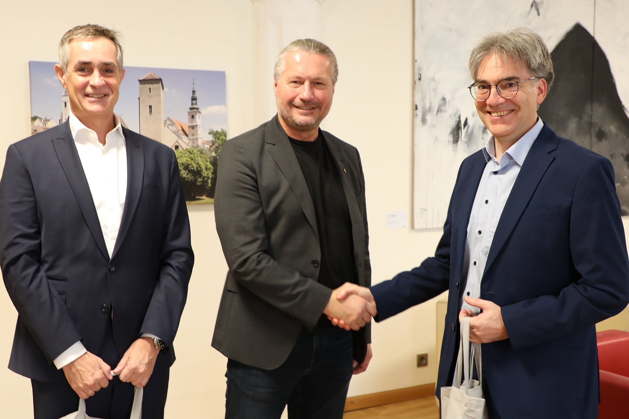 Kremser Bank Vorstandsdirektorn im Bürgermeisterbüro mit Bürgermeister, der mit Handshake gratuliert