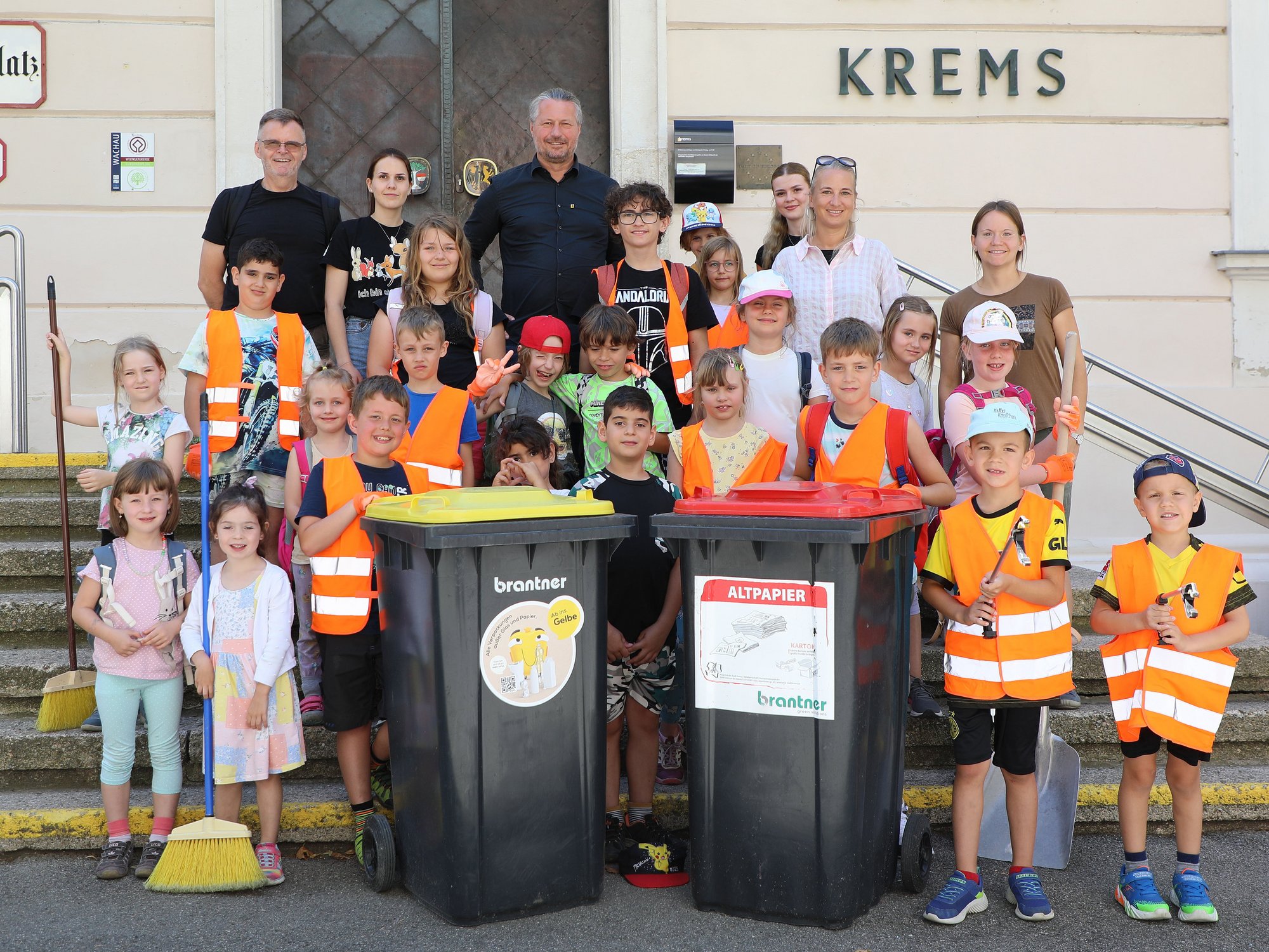 Bürgermeister Peter Molnar mit den Kindern nach dem Müllsammeln vor dem Rathaus