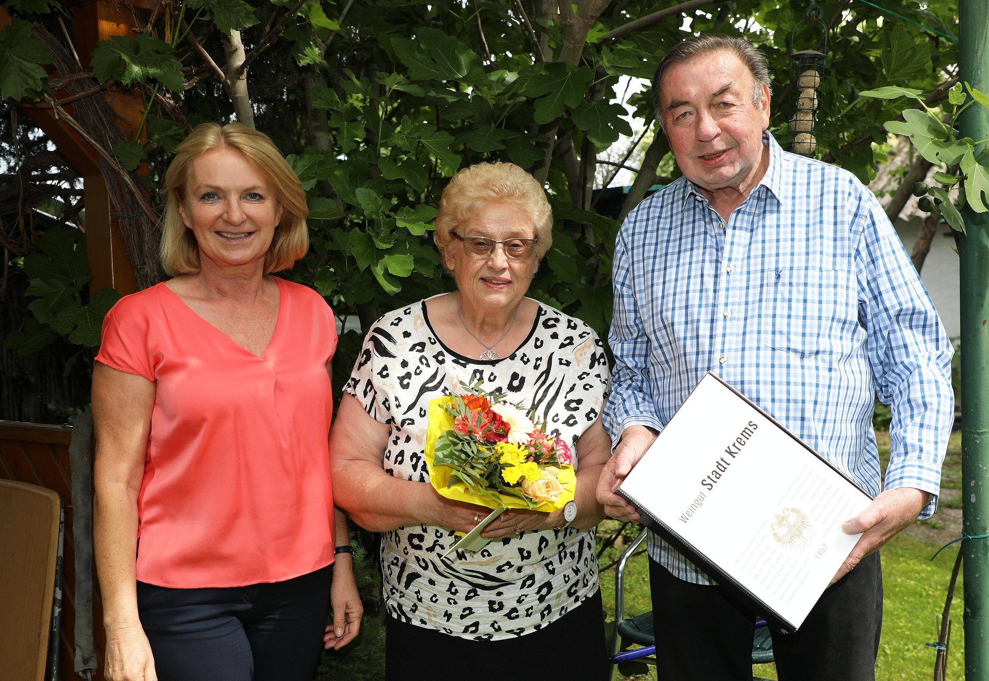 Vizebürgermeisterin Eva Hollerer gratuliert dem Ehepaar Brigitte und Günter Nussbaumer zum Jubiläum der Goldenen Hochzeit.