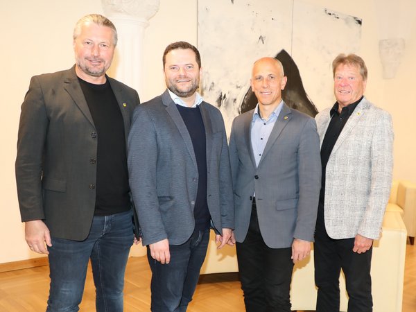 Bürgermeister Peter Molnar, Finanzstadtrat und KIG-Beiratsvorsitzender Helmut Mayer sowie der bisherige alleinige KIG-Geschäftsführer Hannes Zimmermann gratulieren Markus Holzinger zu seiner neuen Aufgabe.