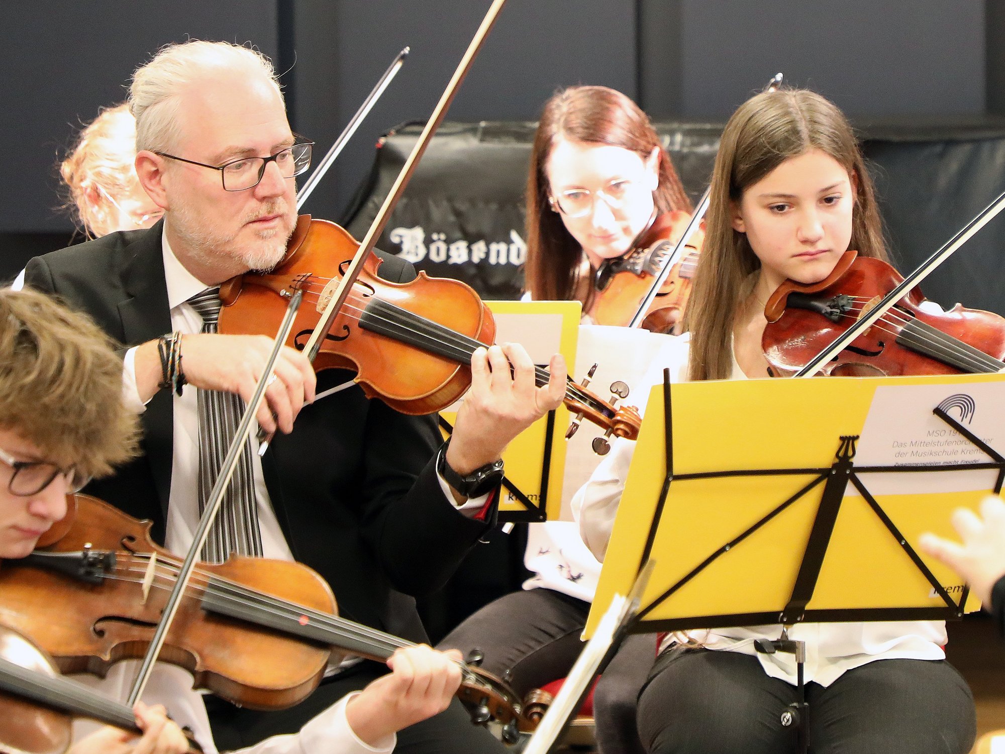 Vier Geiger beim Spielen