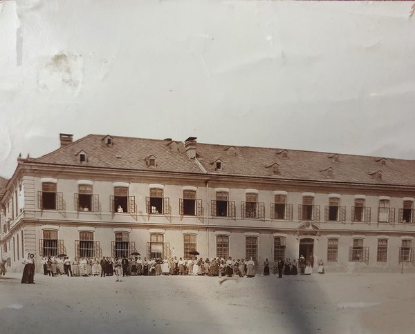 Die ehemalige Tabakfabrik in Stein, hier im Bild um 1880, beherbergt heute die Kunsthalle Krems.