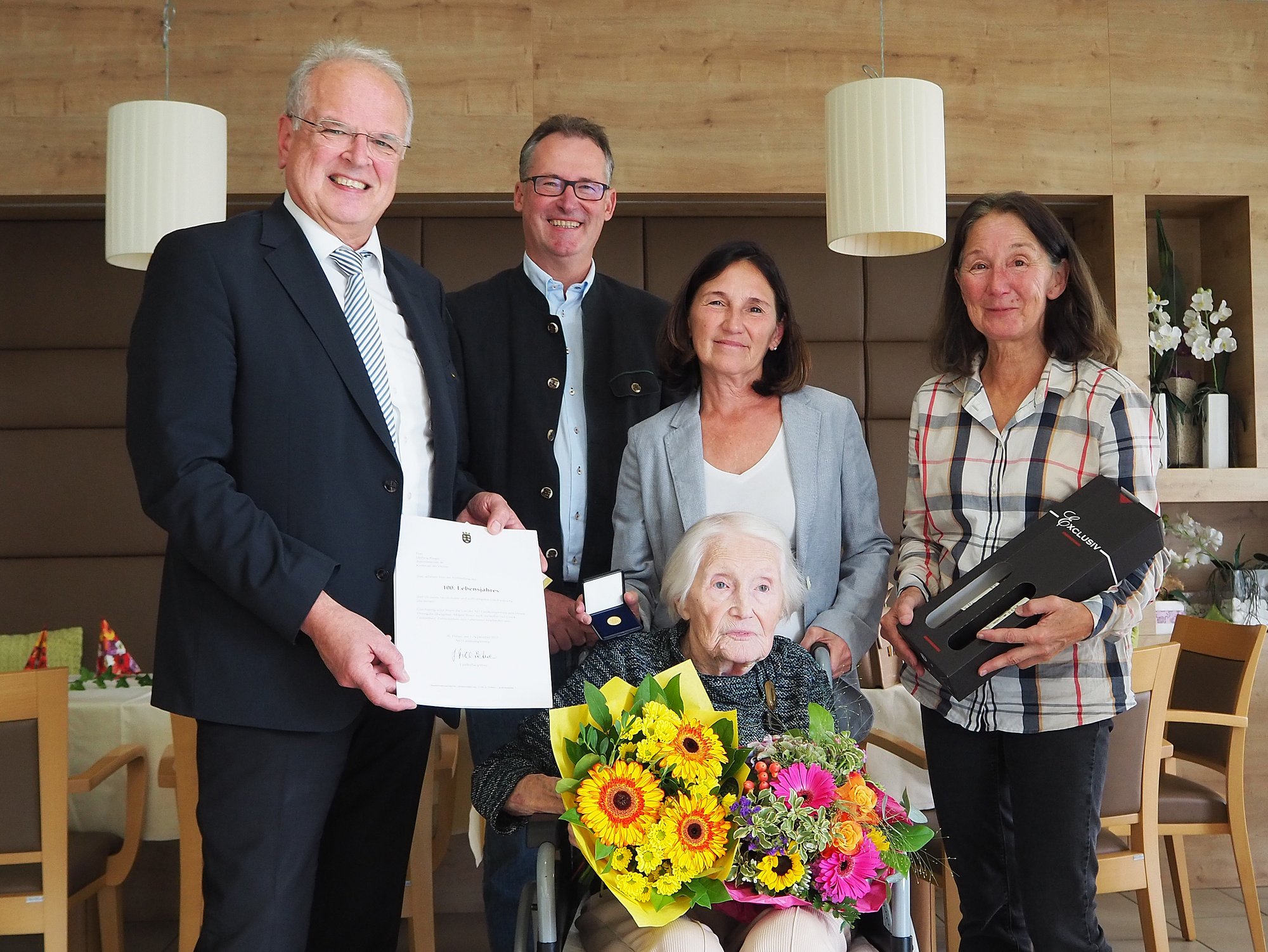 Bürgermeister Dr. Reinhard Resch gratuliert Hedwig Rieger zum 100. Geburtstag.