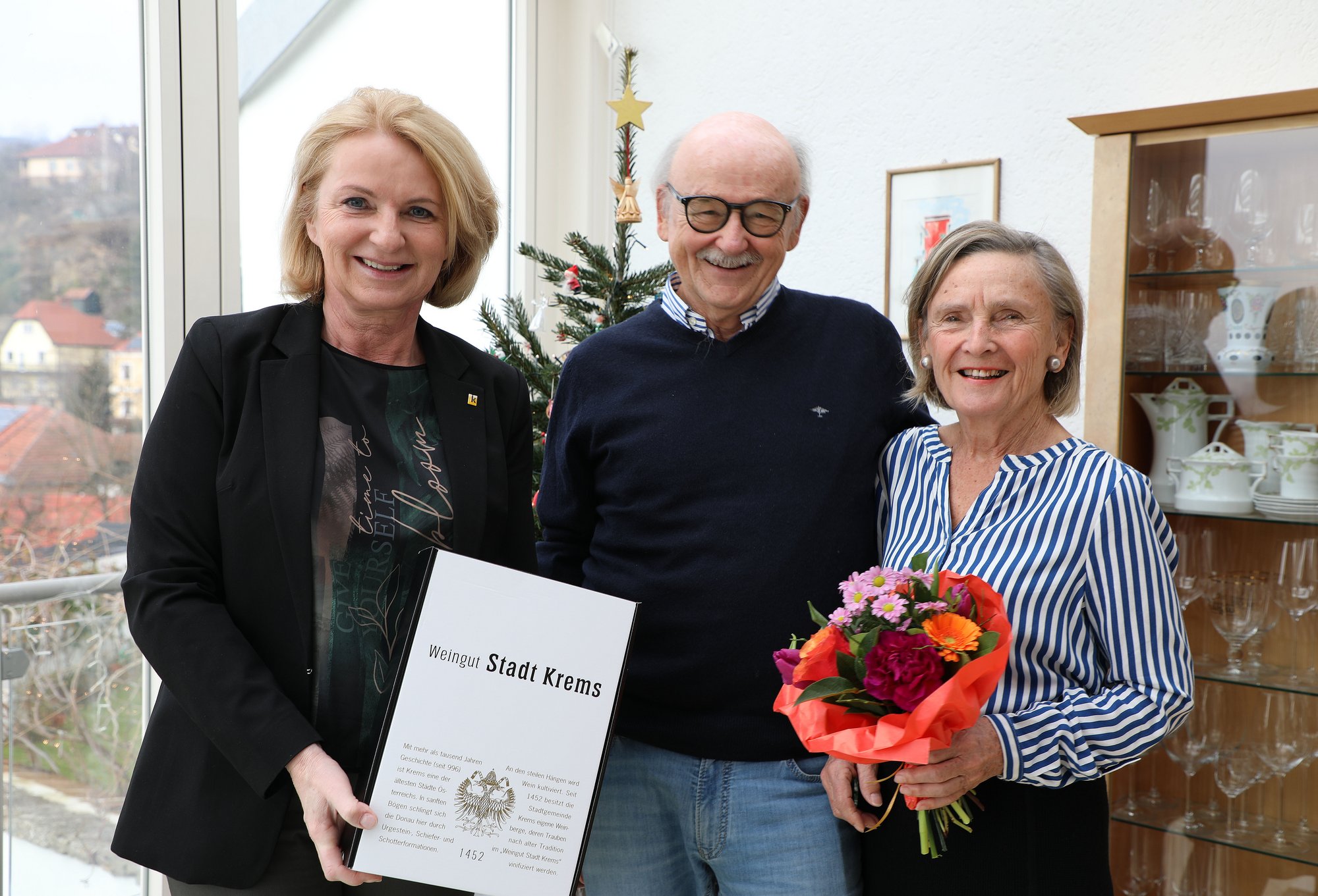 Vizebürgermeisterin Eva Hollerer gratuliert dem Ehepaar Monika und Edwin Kleiber zum Jubiläum der Goldenen Hochzeit.