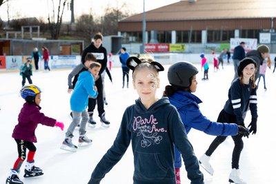 verkleidete Kinder auf der Eisfläche