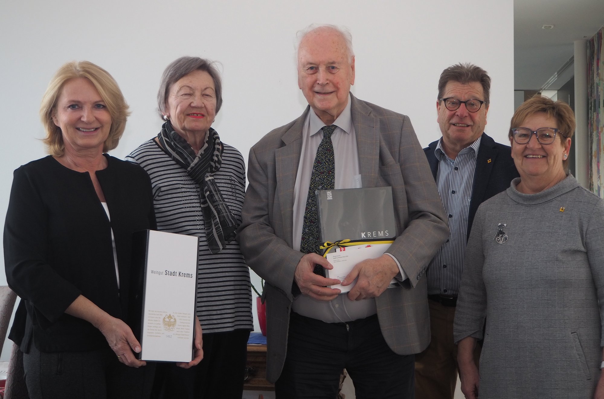 Vizebürgermeisterin Eva Hollerer gratulierte Dr. Hamyo Brühne zum 80. Geburtstag.