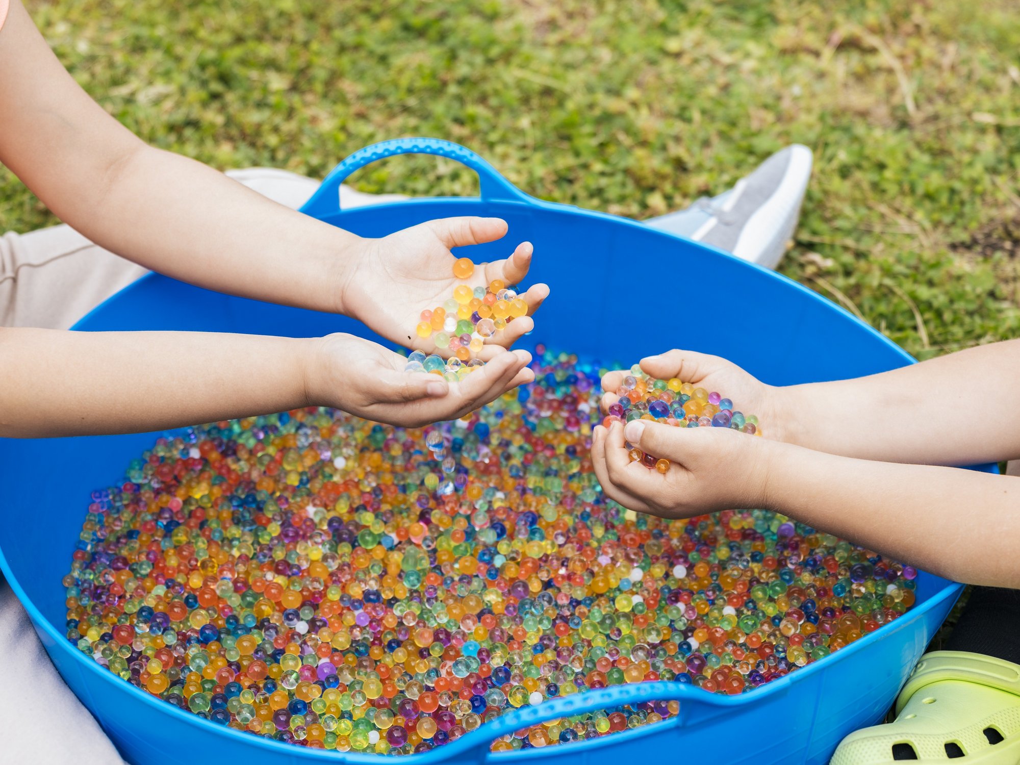 Kinderhände in Murmelbad