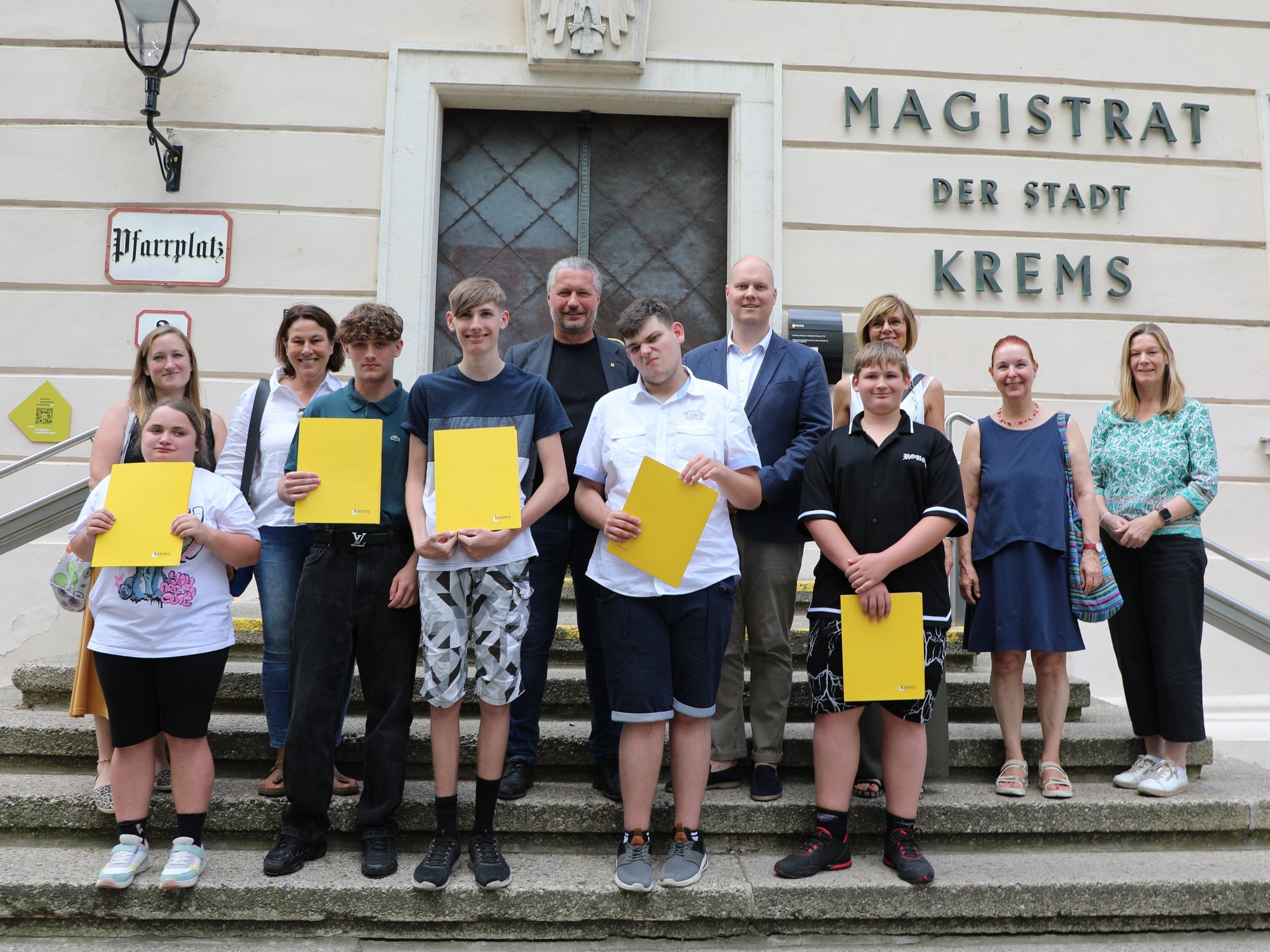 Gruppenfoto auf der Rathaustreppe
