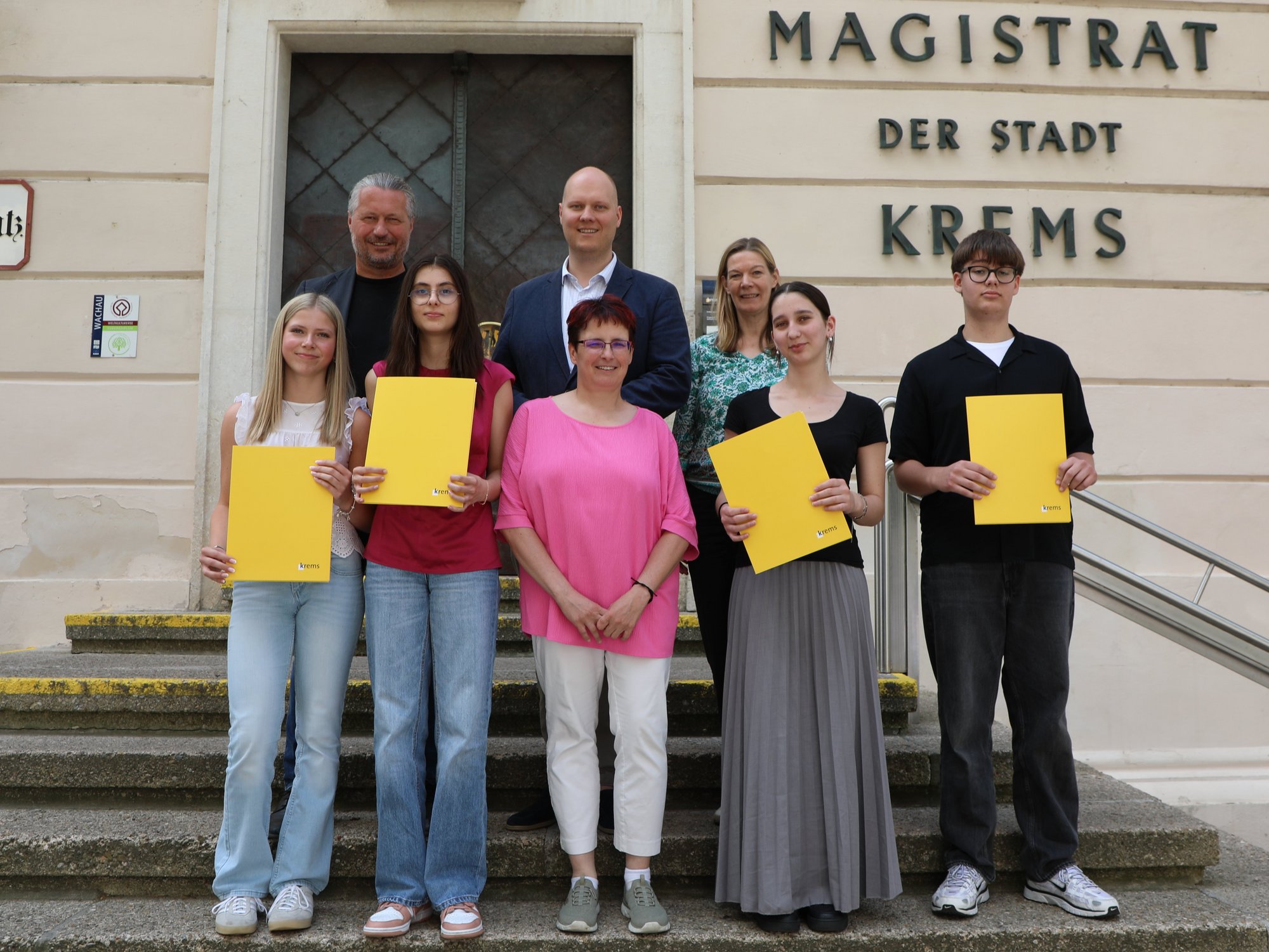 Gruppenfoto auf der Rathaustreppe