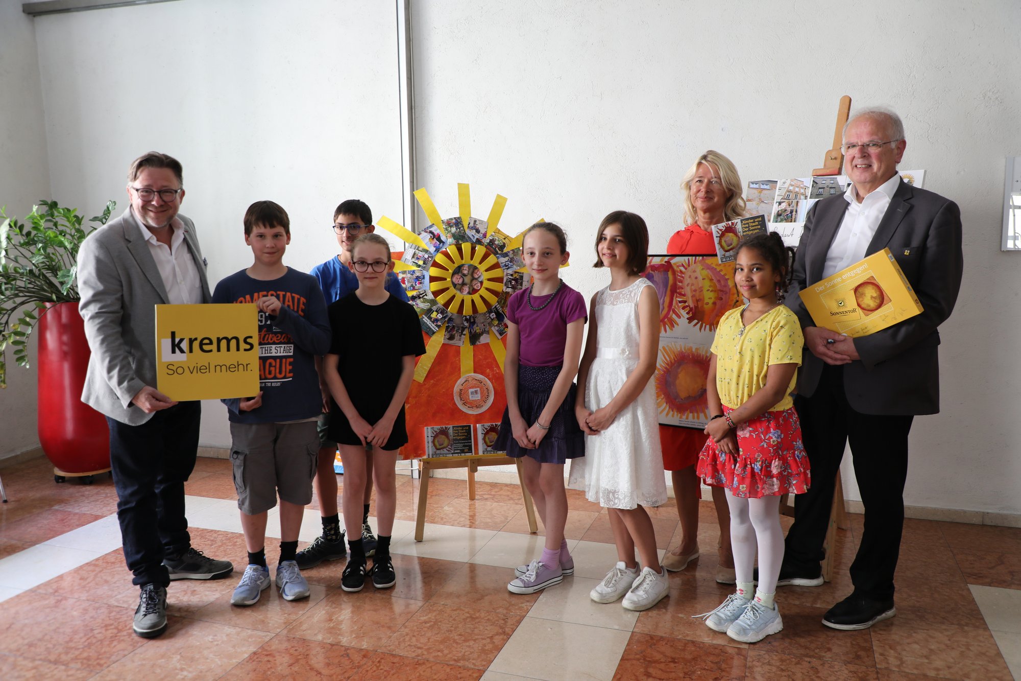 Mag. Horst Berger (GF Stadtmarketing Krems), Manuel Rathbauer, Leo Kumarawatu, Martha Schmidlbauer, Emma Schmidlbauer, Julia Schmid, Monika Hruschka-Seyrl (Kre:ART), Tamara Böck, Bürgermeister Dr. Reinhard Resch; Die abgebildeten Kinder sind Schüler:innen der Klasse 1C des Piaristengymnasiums Krems.